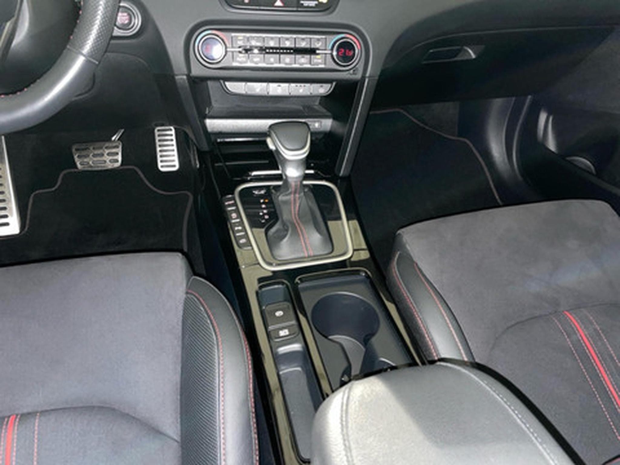 Kia ProCeed GT 1.6 T-GDI 204 DCT ISG (2023) - Photo 10