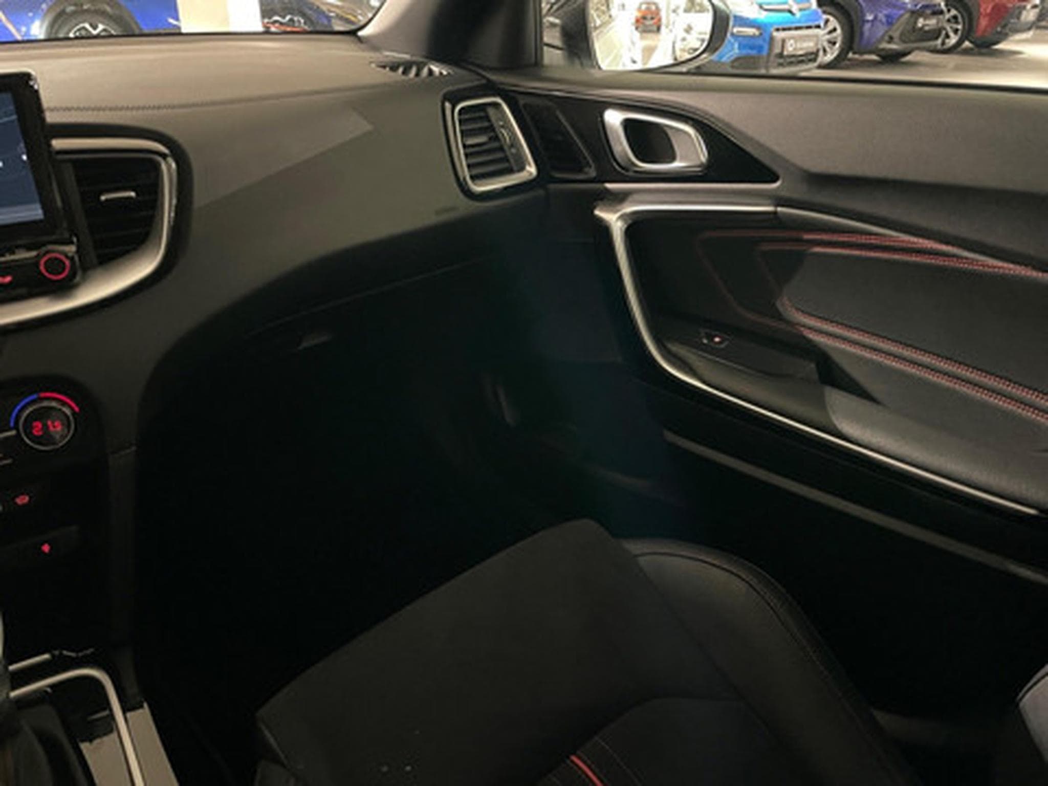 Kia ProCeed GT 1.6 T-GDI 204 DCT ISG (2023) - Photo 9