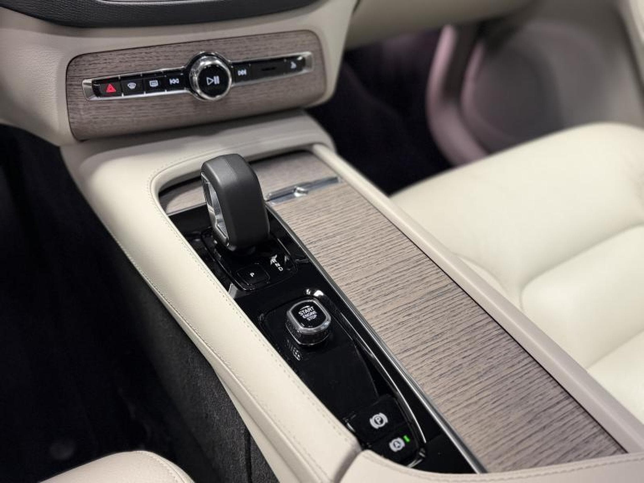 Volvo XC90 B5 AWD CORE MILD HYBRID (2023) - Photo 13