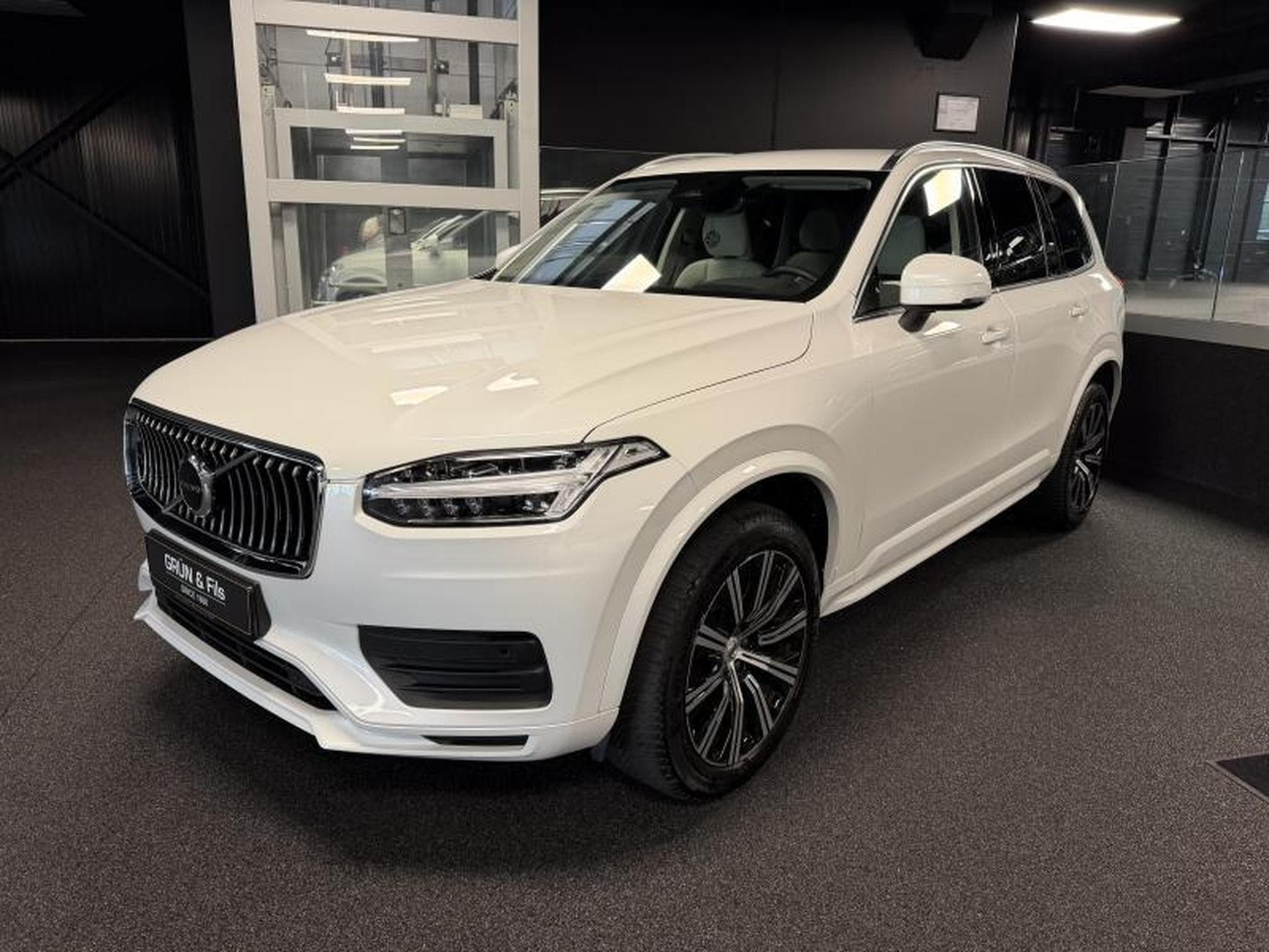 Volvo XC90 B5 AWD CORE MILD HYBRID (2023) - Photo 3