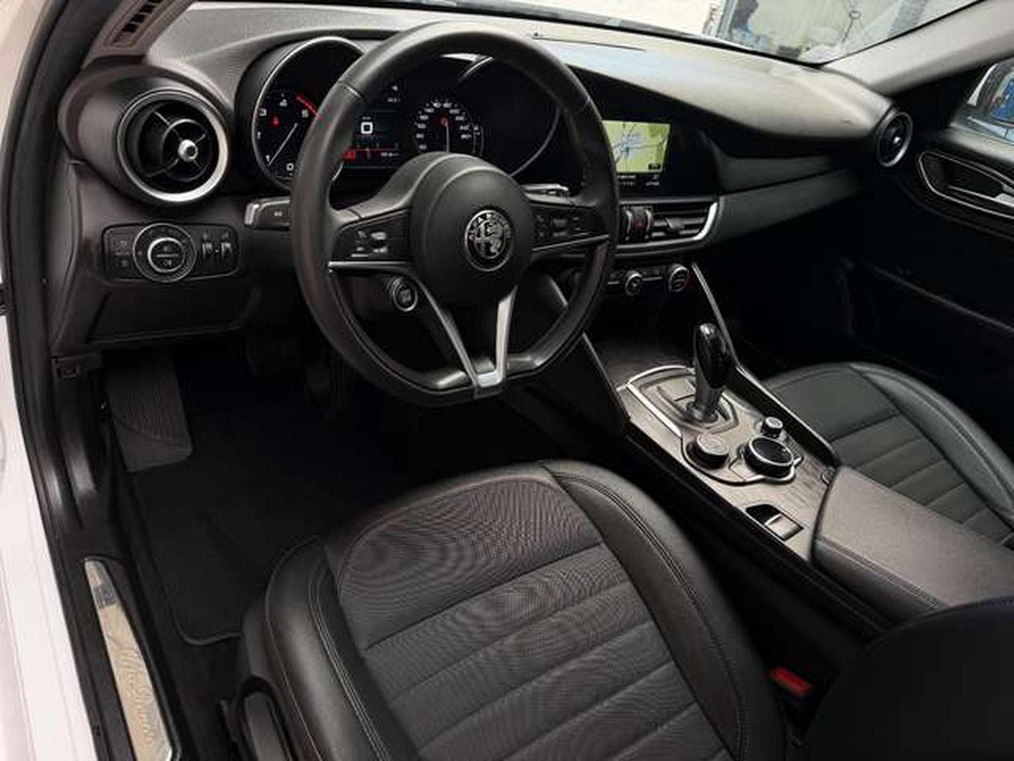 Alfa-Romeo Giulia 2.2 JTM 150 SUPER (2018) - Foto 12