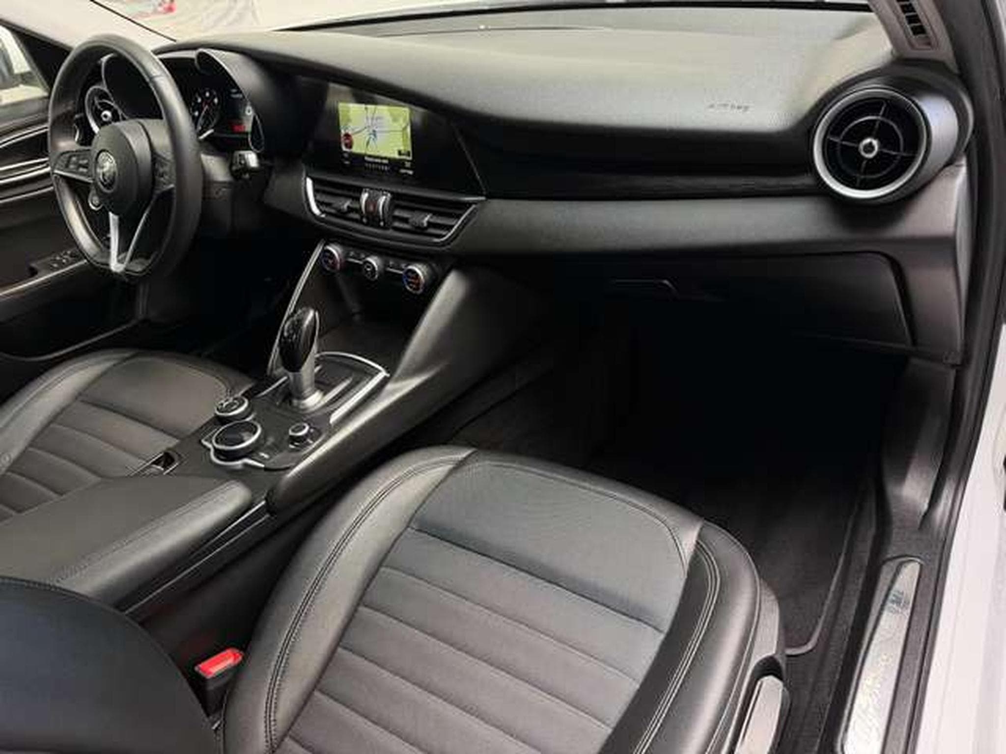 Alfa-Romeo Giulia 2.2 JTM 150 SUPER (2018) - Foto 15