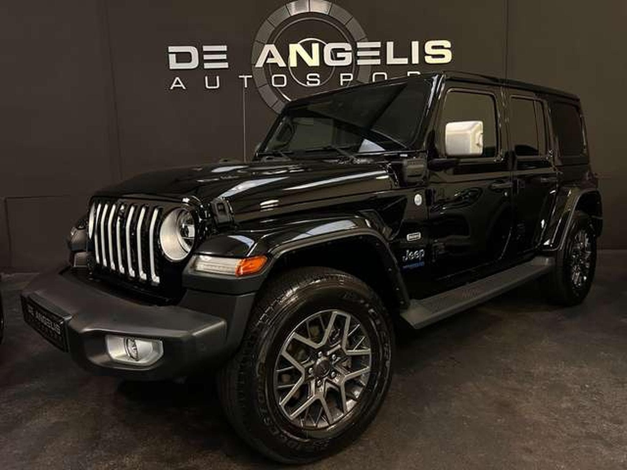 Jeep Wrangler 2.0 4Xe 380 Plug-In-Hybrid OVERLAND (2023) - Photo 1