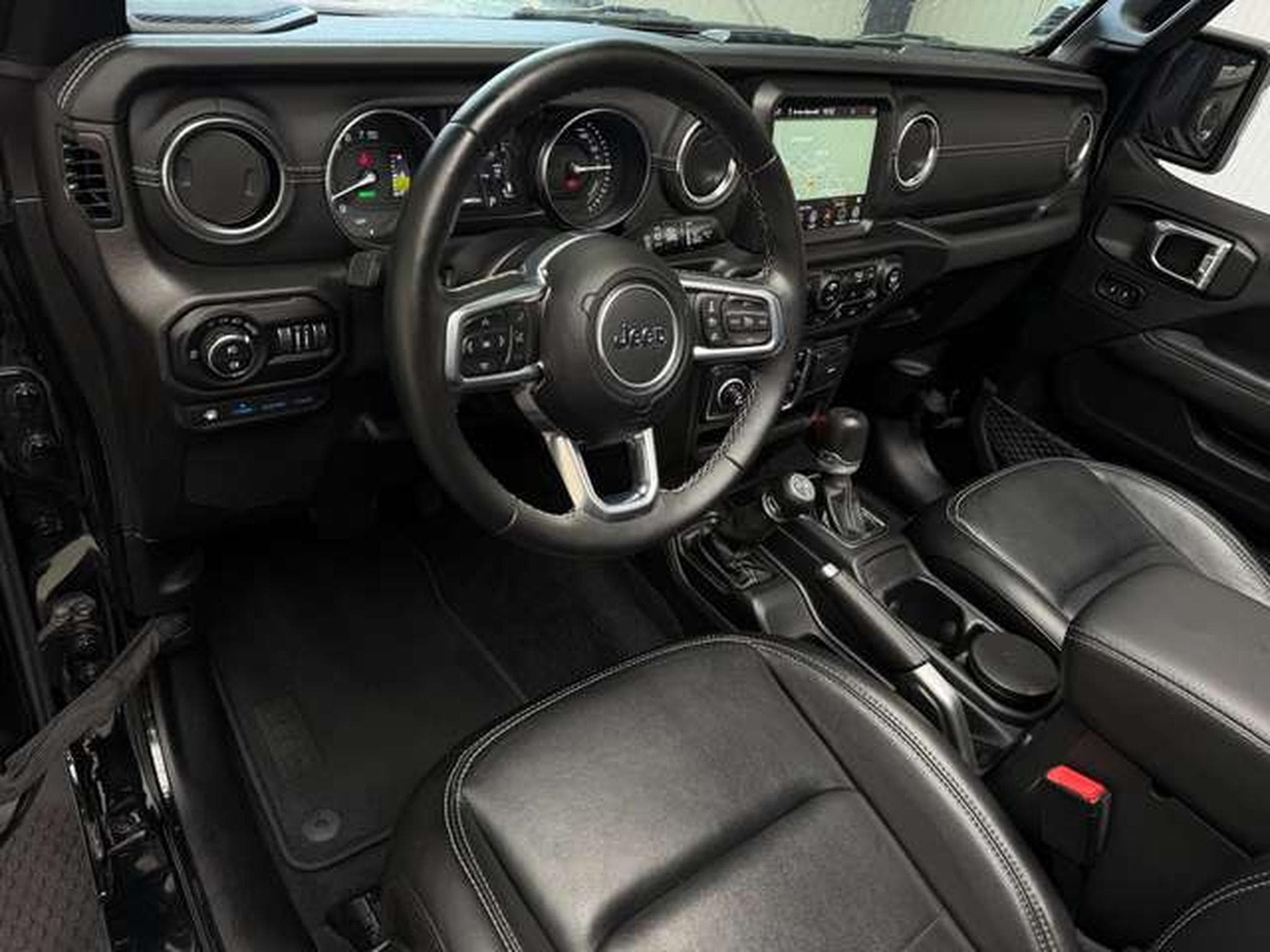 Jeep Wrangler 2.0 4Xe 380 Plug-In-Hybrid OVERLAND (2023) - Photo 12
