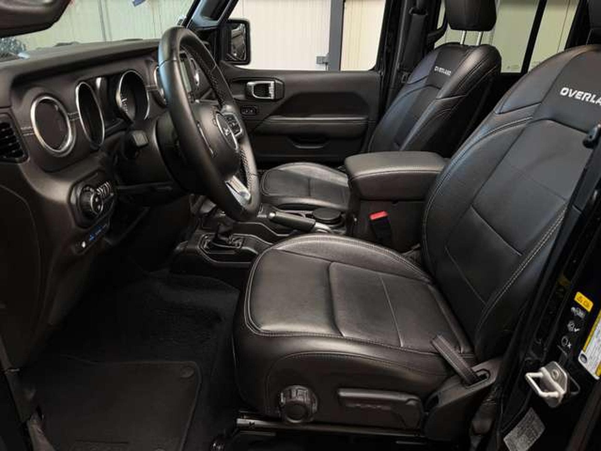 Jeep Wrangler 2.0 4Xe 380 Plug-In-Hybrid OVERLAND (2023) - Photo 13