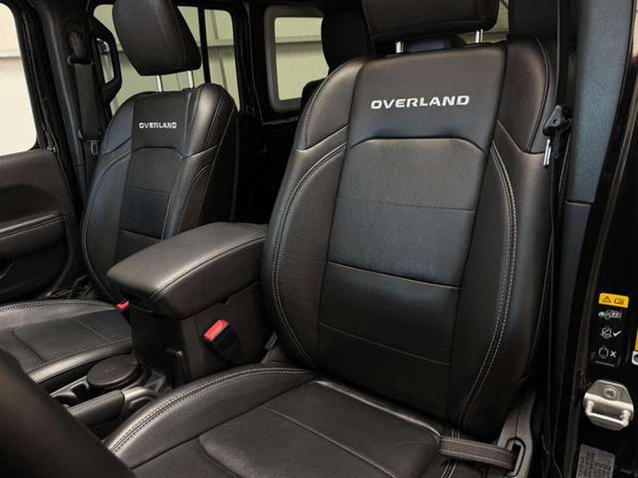 Jeep Wrangler 2.0 4Xe 380 Plug-In-Hybrid OVERLAND (2023) - Photo 14