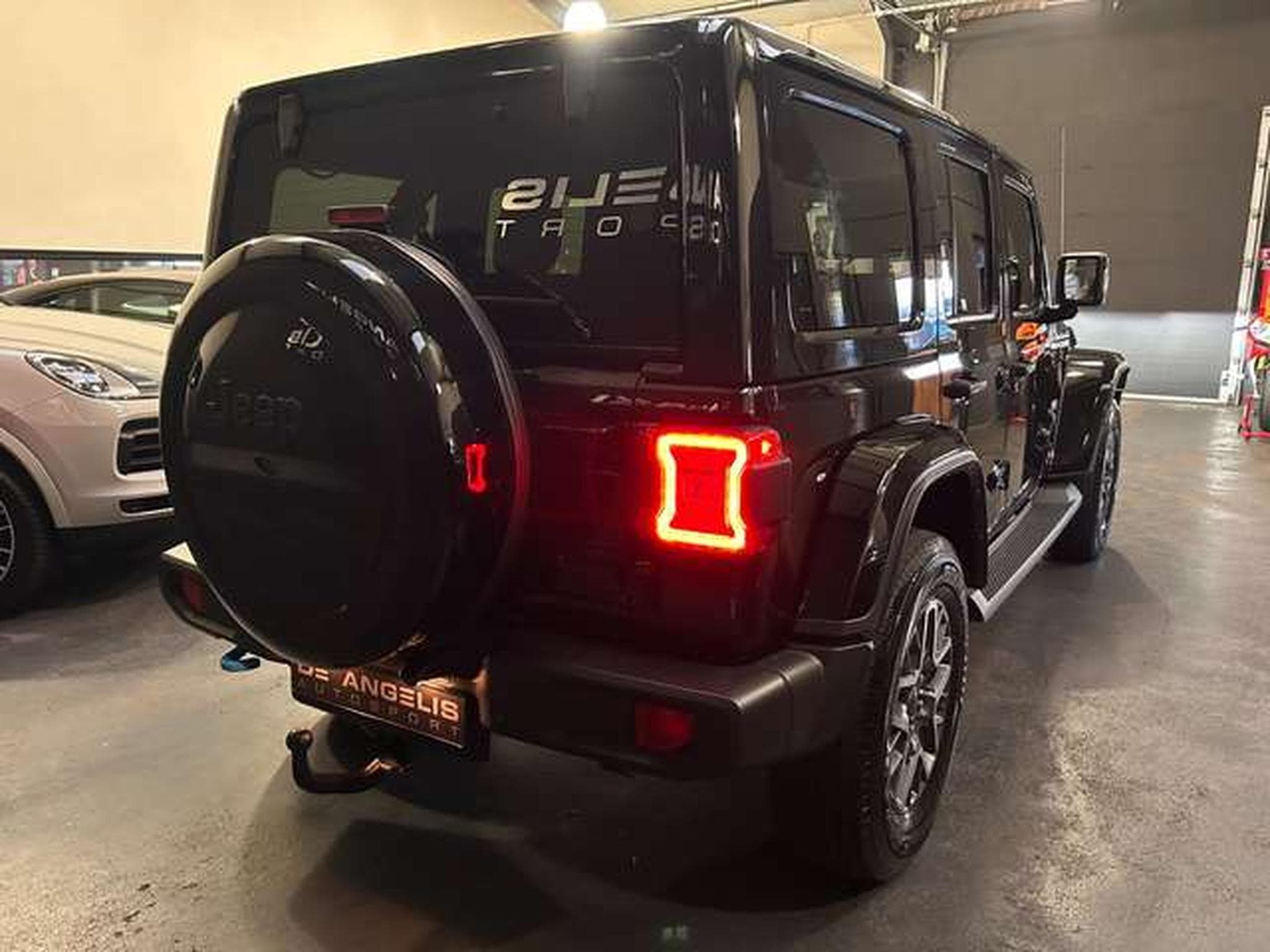 Jeep Wrangler 2.0 4Xe 380 Plug-In-Hybrid OVERLAND (2023) - Photo 5