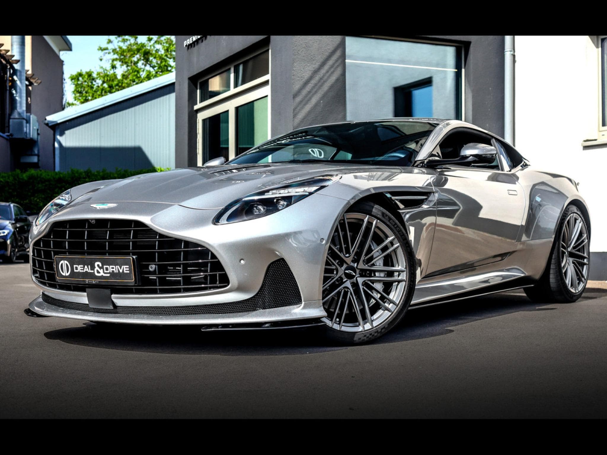 Aston-Martin DB12 COUPE 4.0 V8 BITURBO - ALUMINITE SILVER (2024) - Photo 1