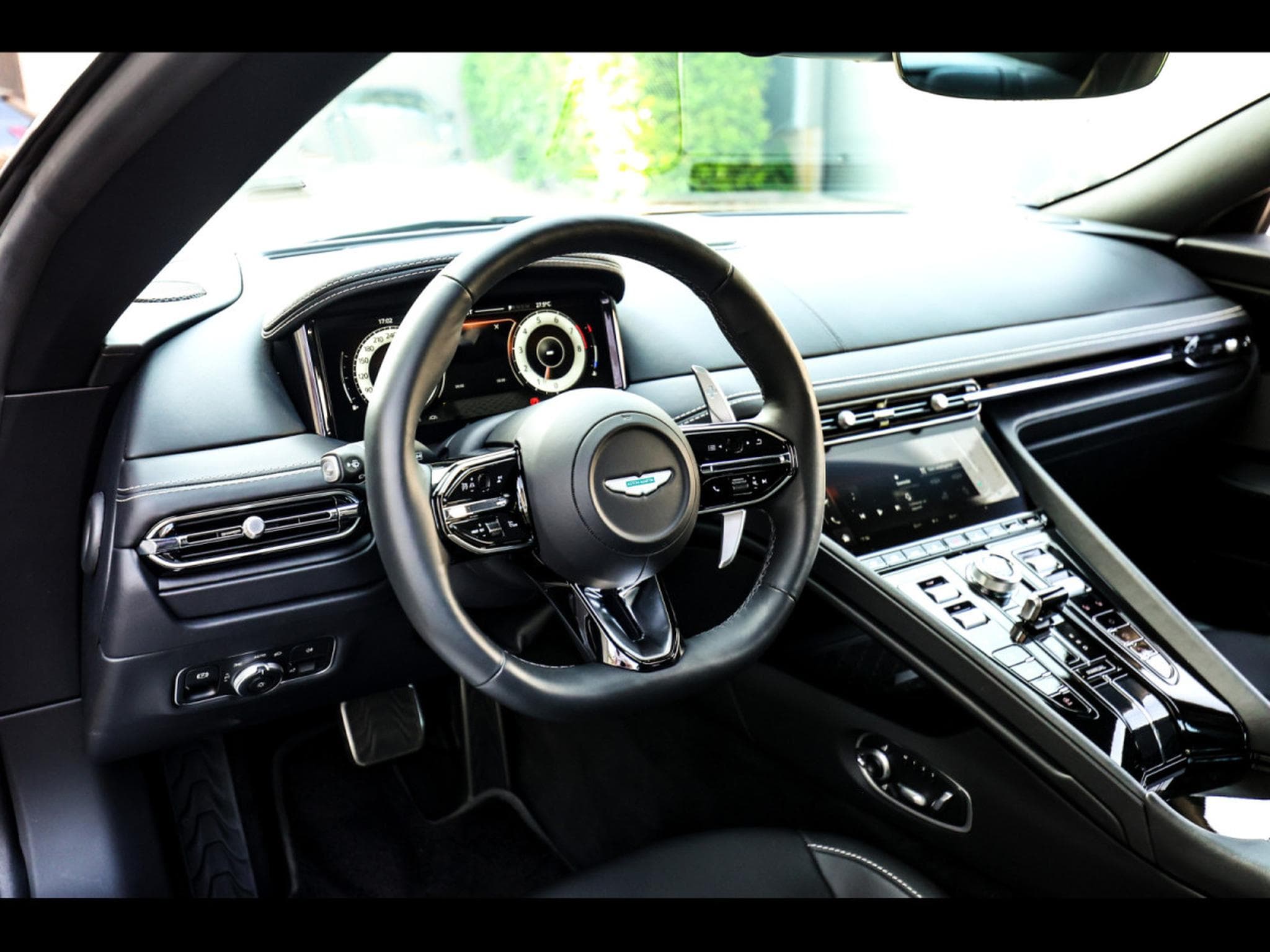 Aston-Martin DB12 COUPE 4.0 V8 BITURBO - ALUMINITE SILVER (2024) - Photo 10