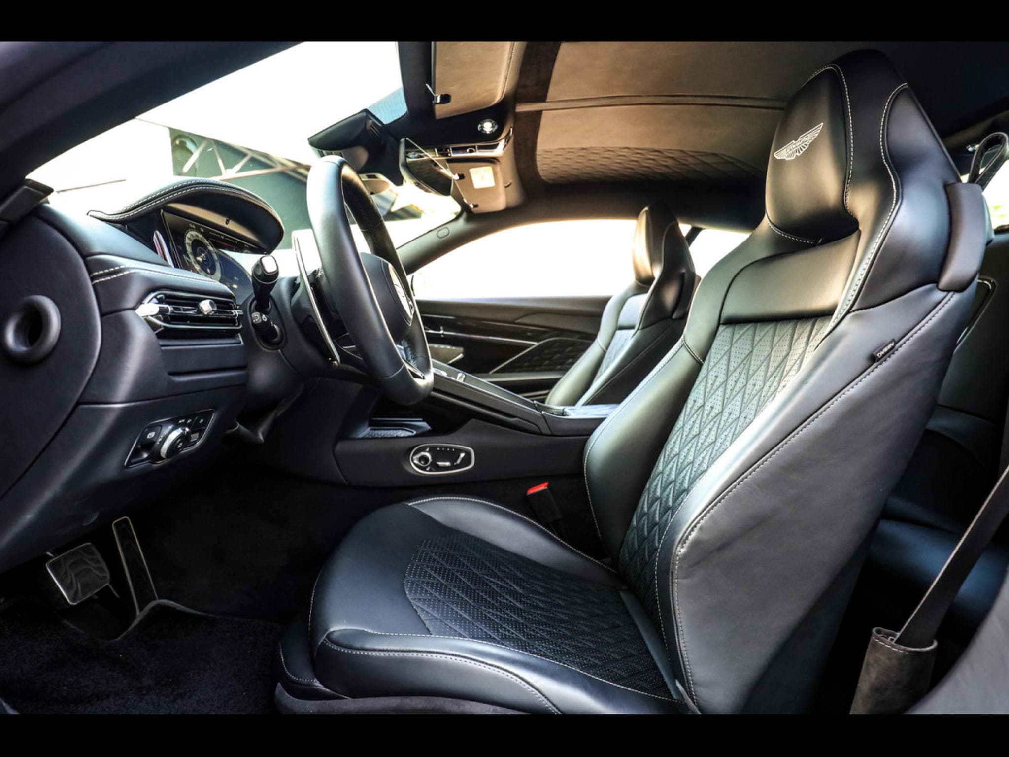 Aston-Martin DB12 COUPE 4.0 V8 BITURBO - ALUMINITE SILVER (2024) - Photo 11