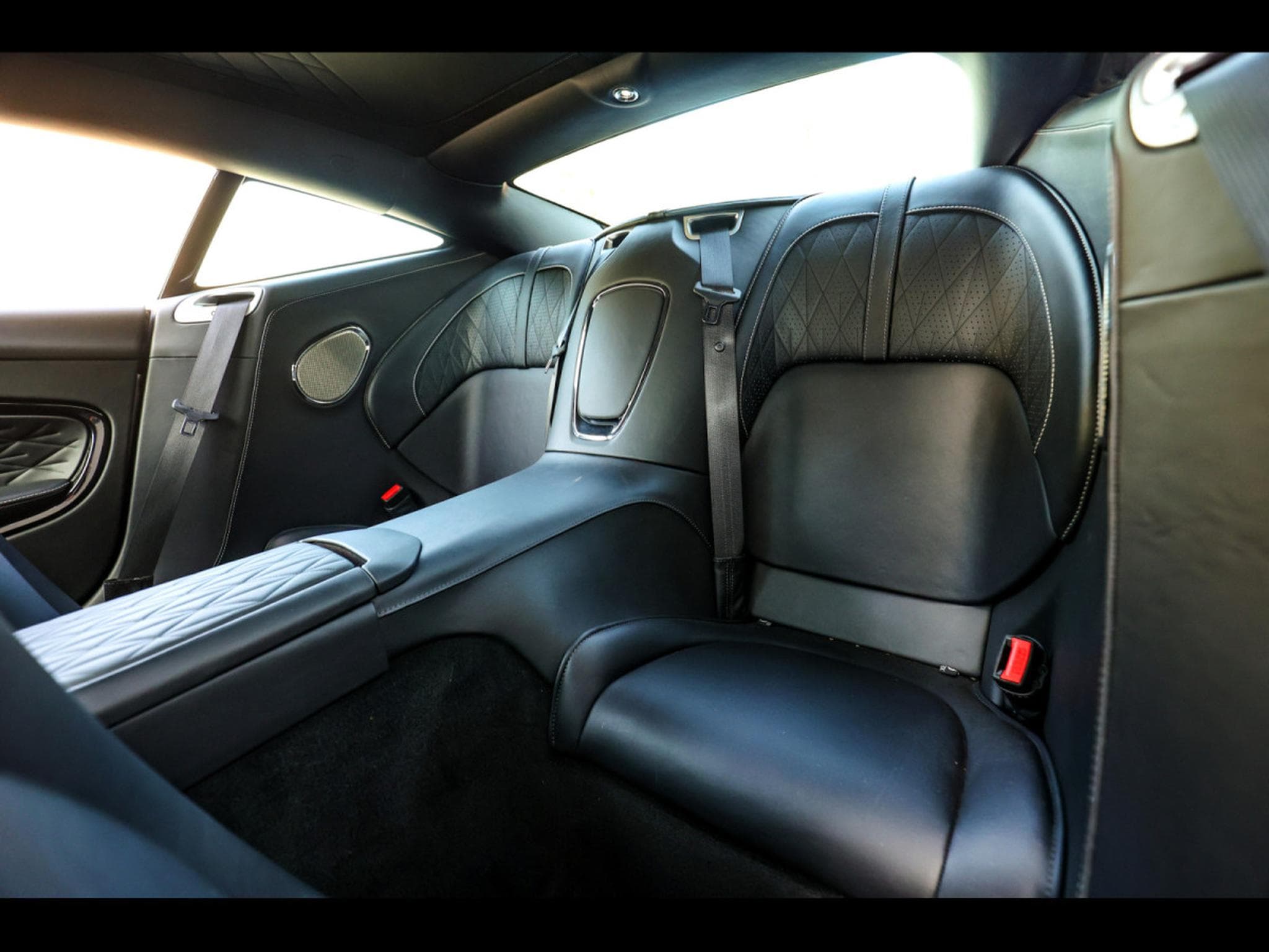 Aston-Martin DB12 COUPE 4.0 V8 BITURBO - ALUMINITE SILVER (2024) - Photo 12