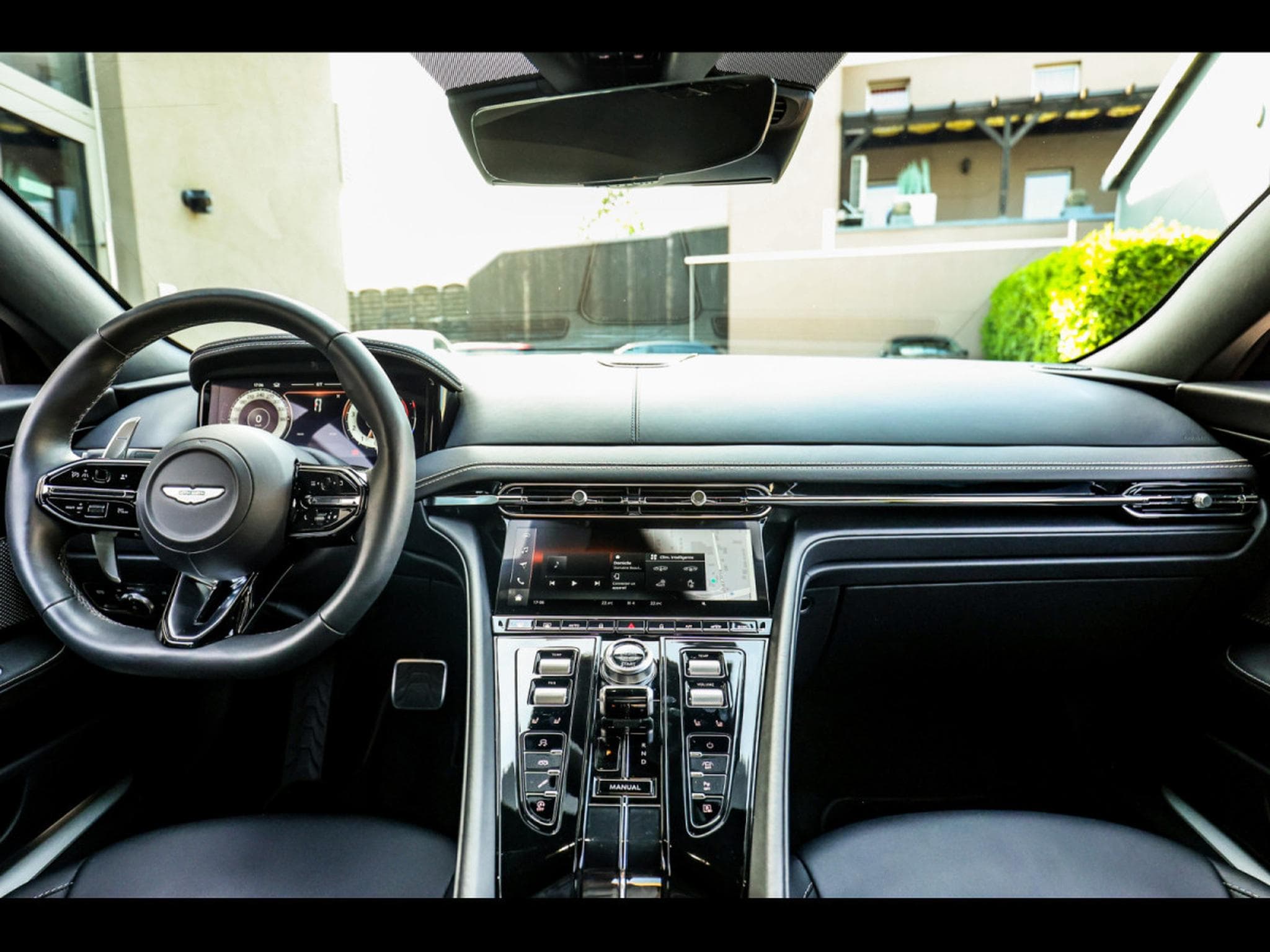 Aston-Martin DB12 COUPE 4.0 V8 BITURBO - ALUMINITE SILVER (2024) - Photo 13