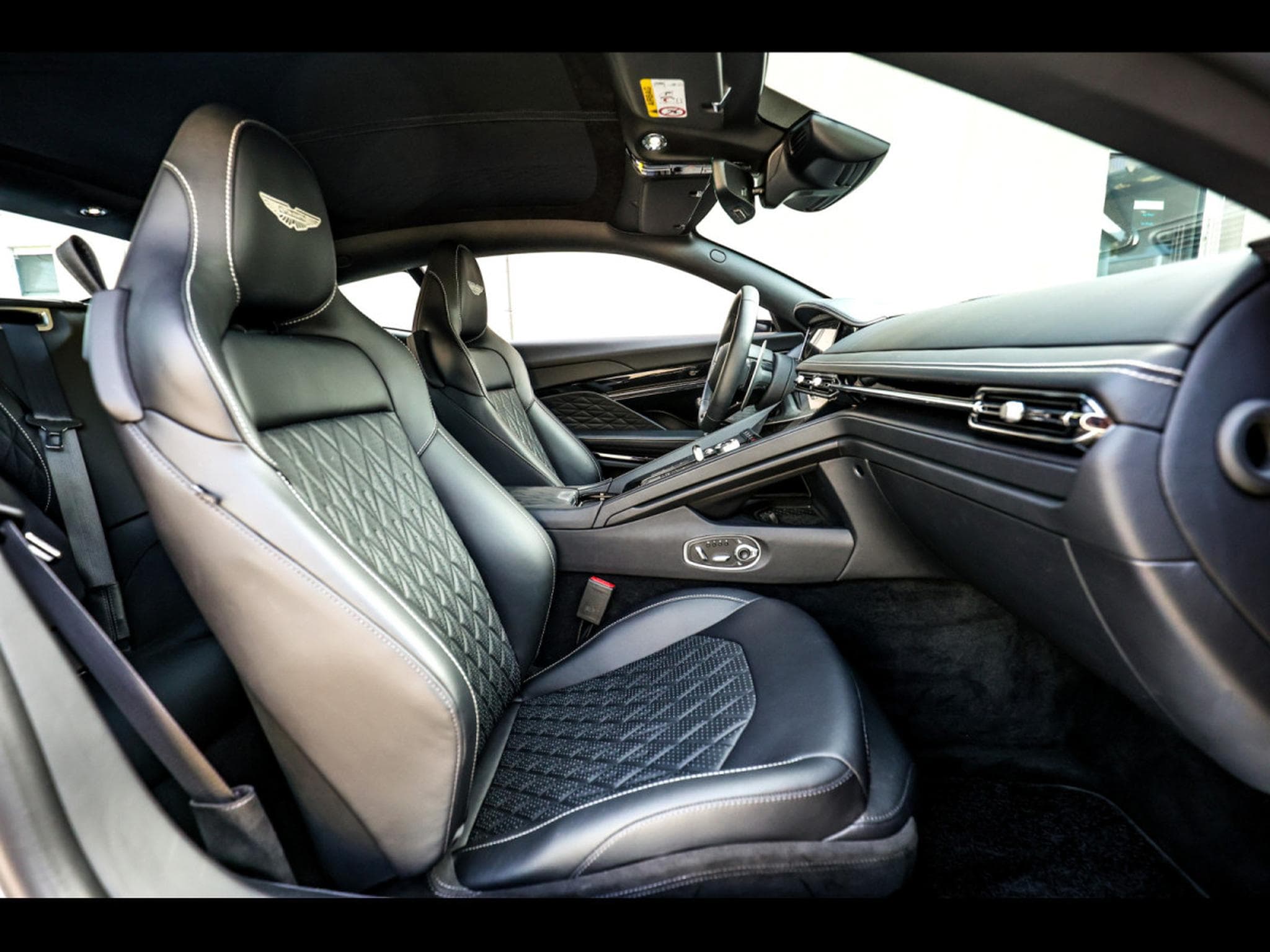 Aston-Martin DB12 COUPE 4.0 V8 BITURBO - ALUMINITE SILVER (2024) - Photo 14