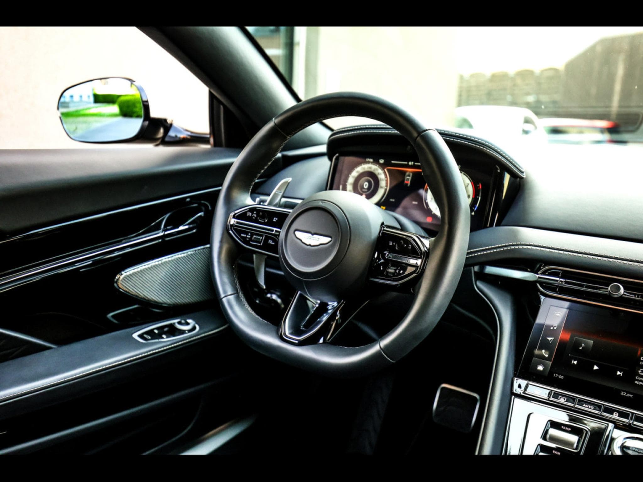 Aston-Martin DB12 COUPE 4.0 V8 BITURBO - ALUMINITE SILVER (2024) - Photo 15