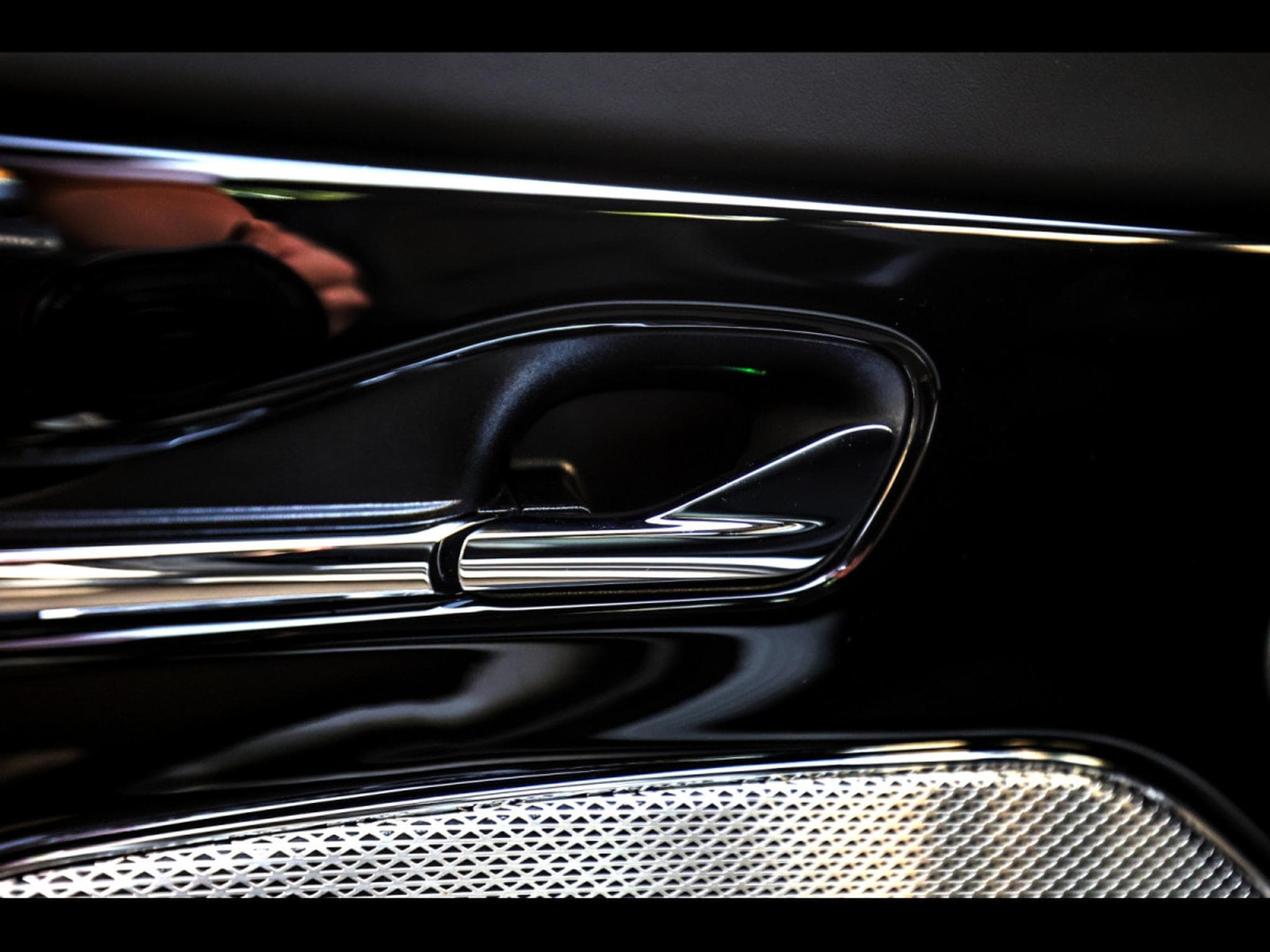 Aston-Martin DB12 COUPE 4.0 V8 BITURBO - ALUMINITE SILVER (2024) - Photo 25