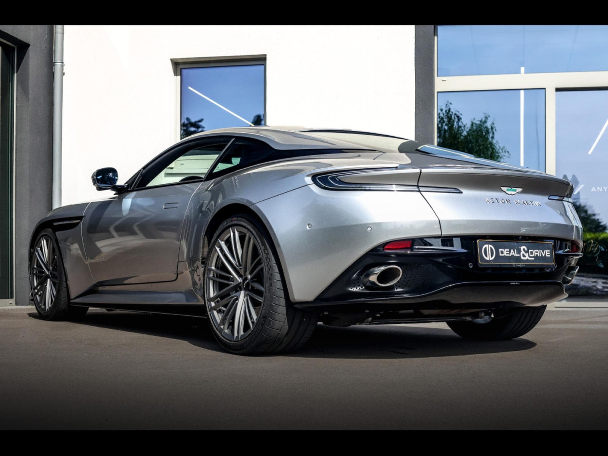 Aston-Martin DB12 COUPE 4.0 V8 BITURBO - ALUMINITE SILVER (2024) - Photo 3
