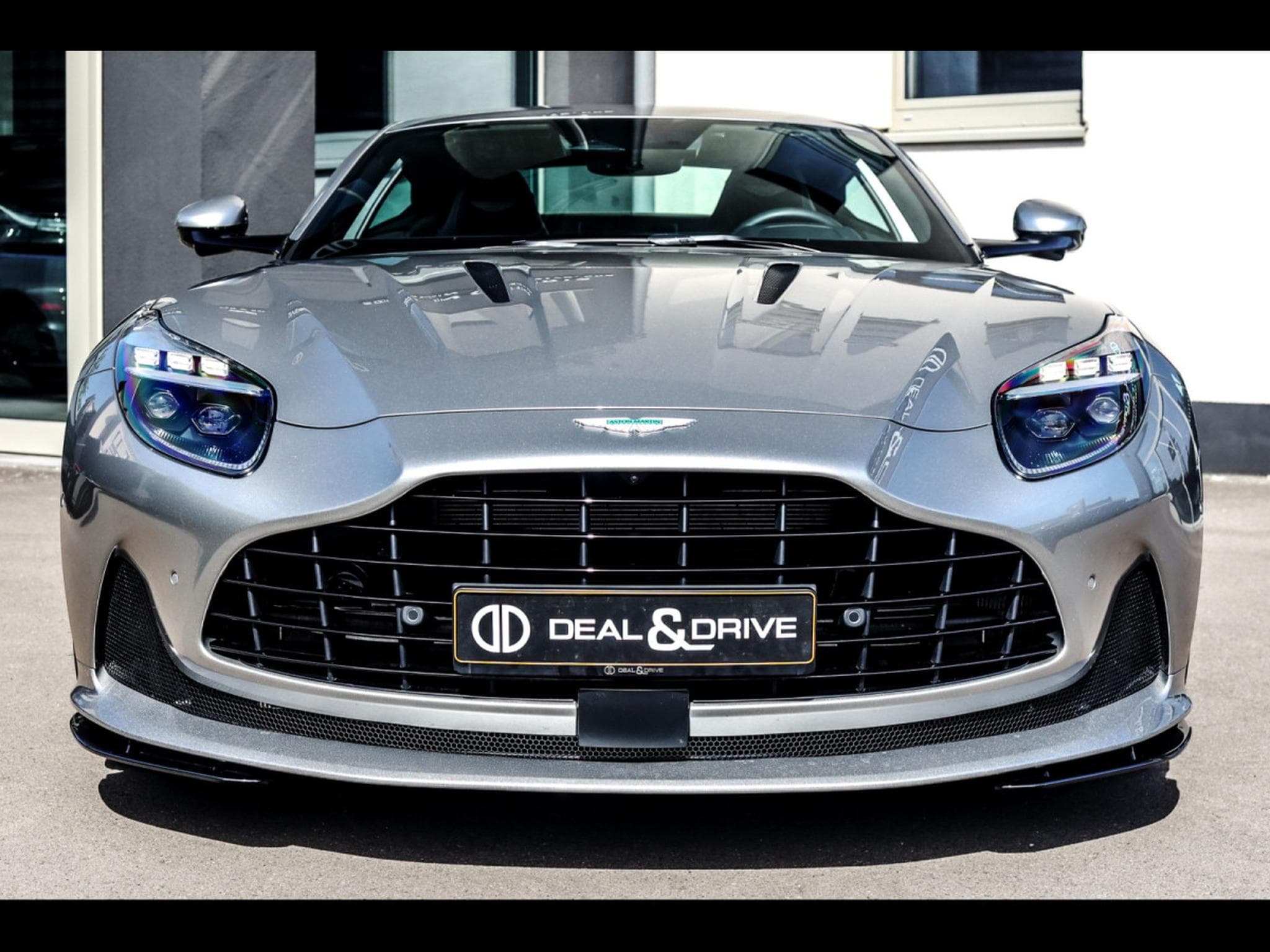 Aston-Martin DB12 COUPE 4.0 V8 BITURBO - ALUMINITE SILVER (2024) - Photo 5