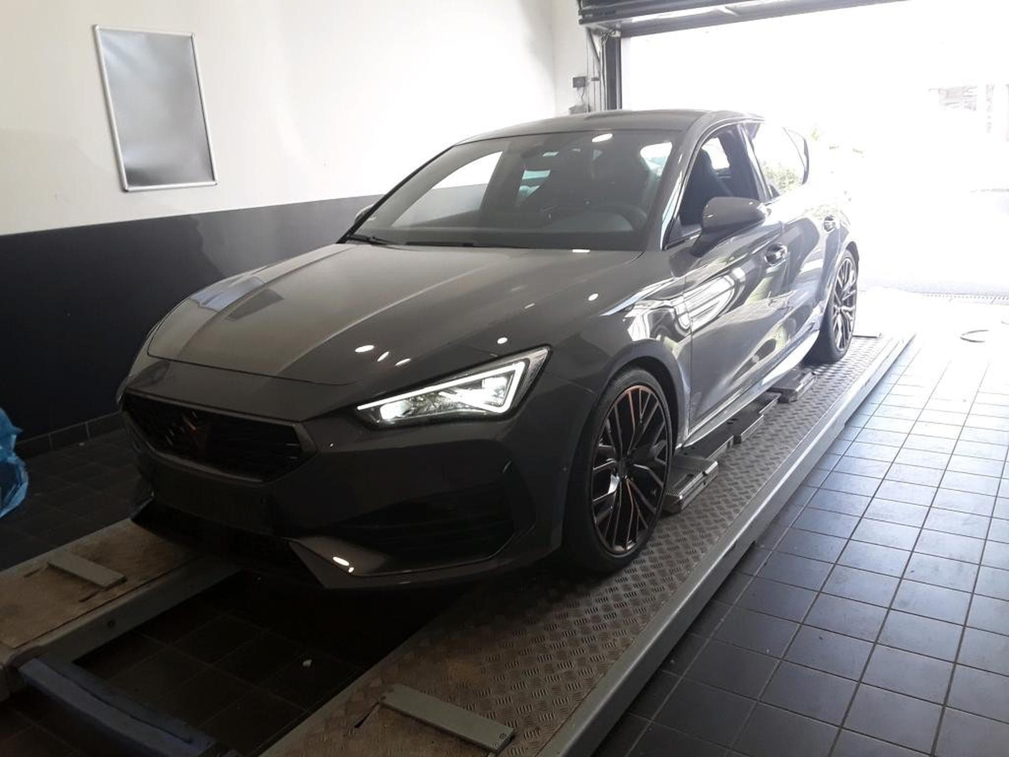 Cupra Leon VZ CUP 2.0 TSI 300CV * PANO * VSS * BEATS * CARBONE * (2024) - Foto 1