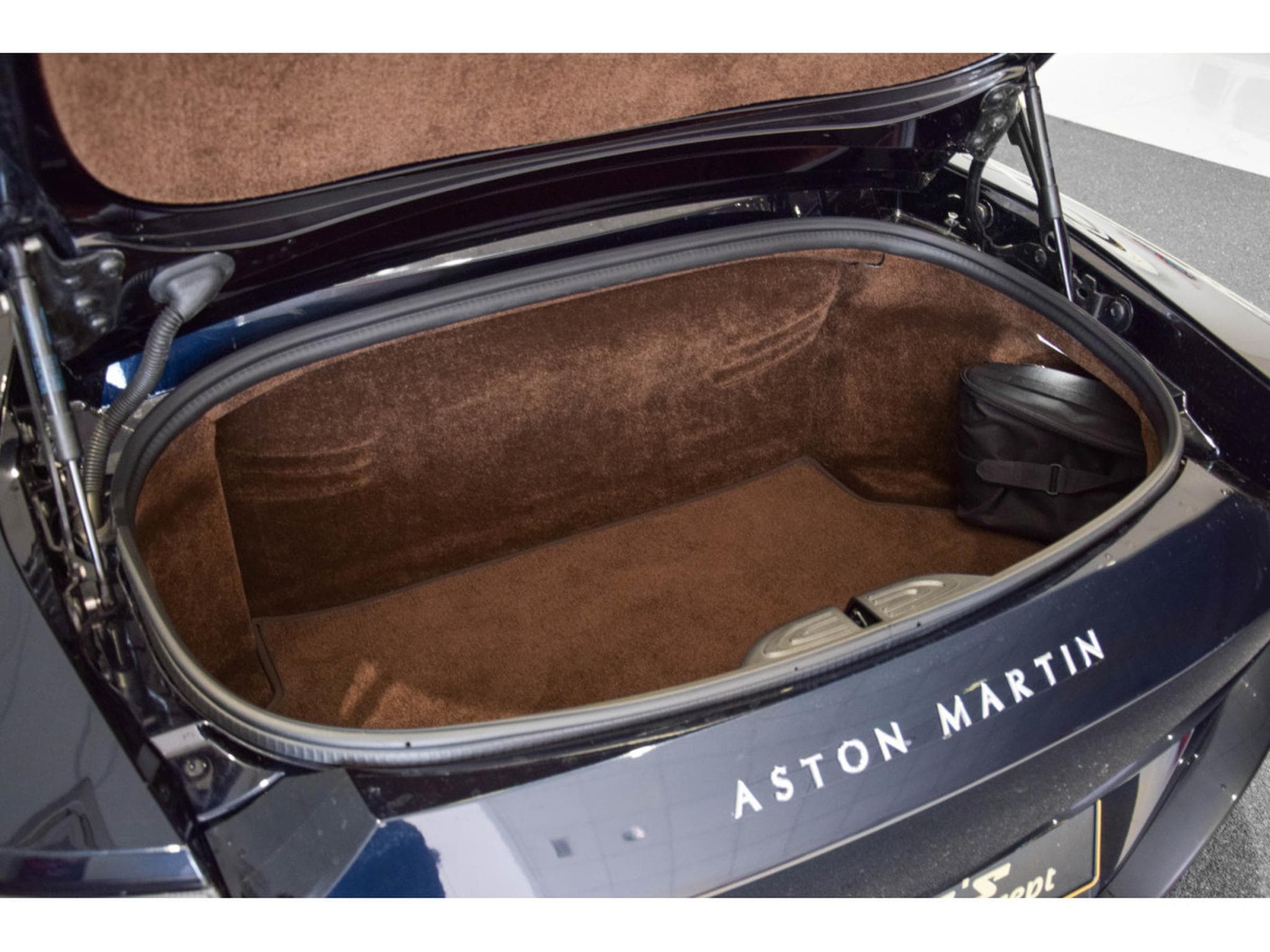 Aston-Martin V8 Vantage ROADSTER - Ultramarine Black (2022) - Foto 27