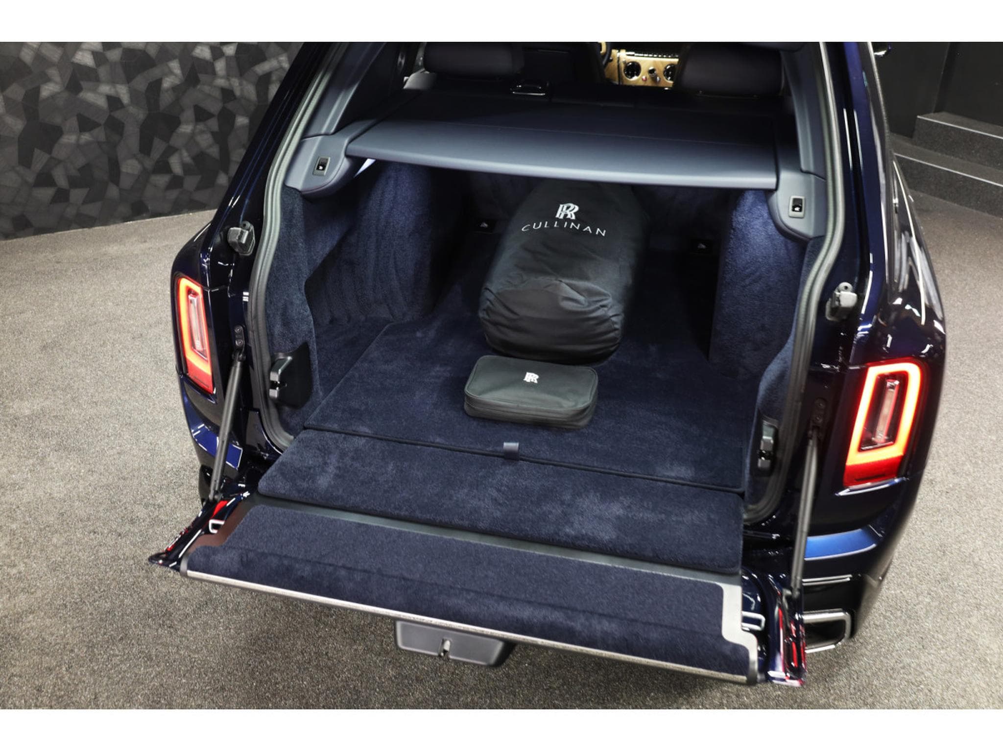 Rolls-Royce Cullinan 6.75 V12 - Midnight Sapphire (2023) - Foto 11