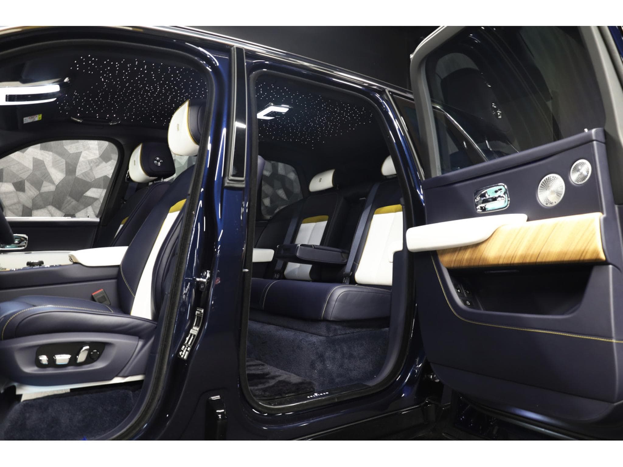 Rolls-Royce Cullinan 6.75 V12 - Midnight Sapphire (2023) - Foto 12