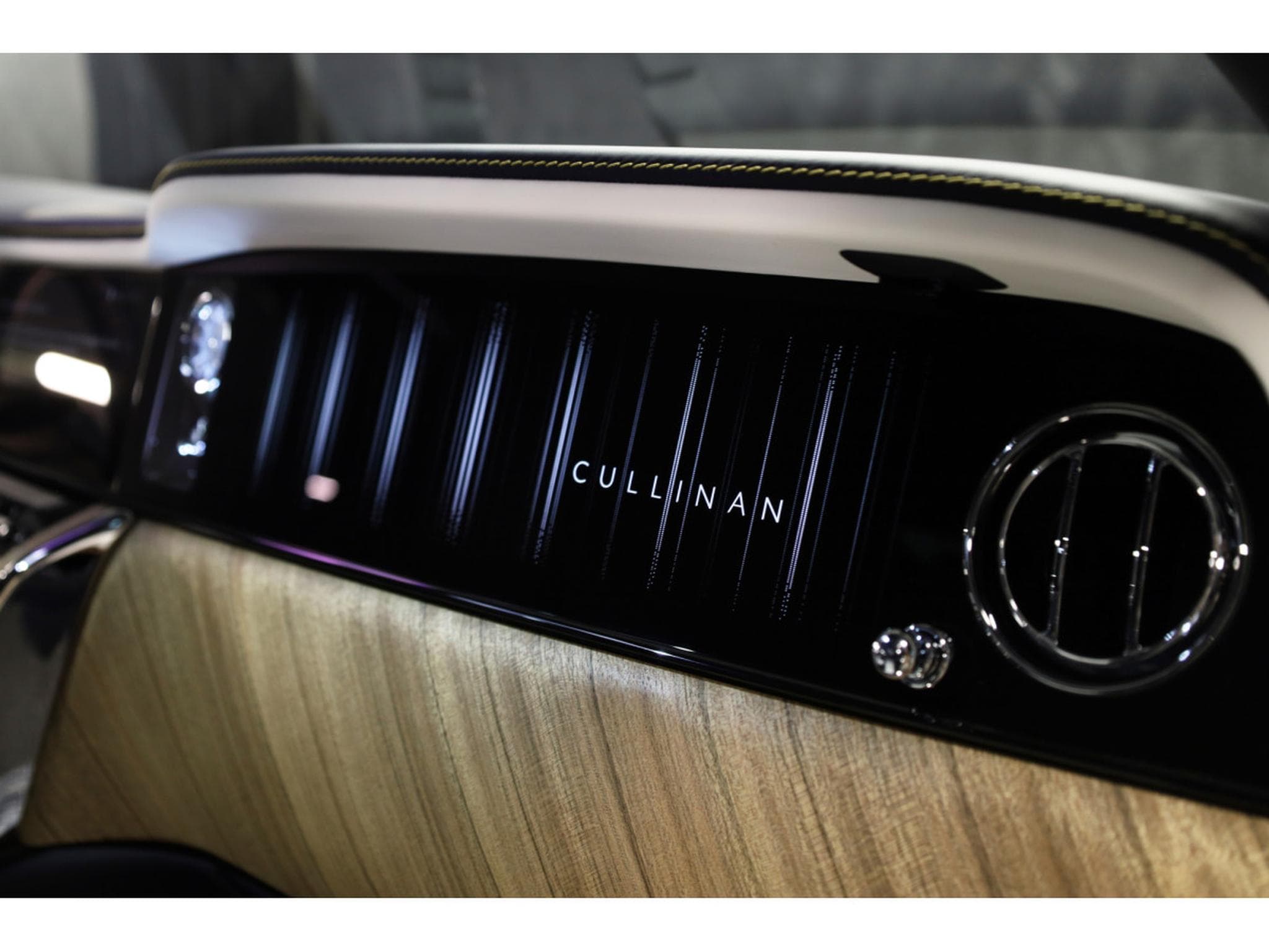 Rolls-Royce Cullinan 6.75 V12 - Midnight Sapphire (2023) - Foto 7