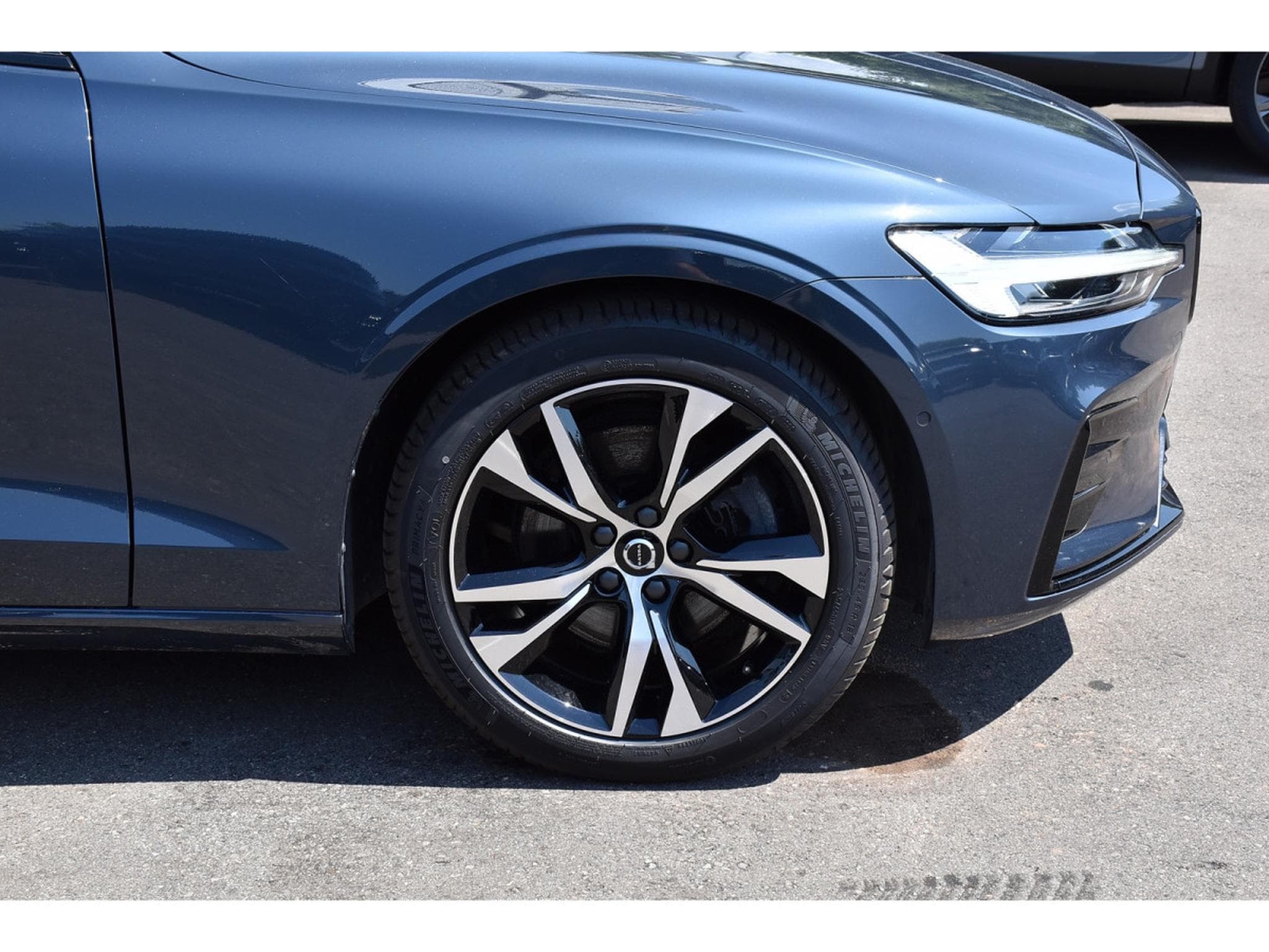 Volvo V60 2.0 B4 Plus Dark Geartronic PANO CUIR MEMO CAM360 HARMAN 1°M (2025) - Foto 5