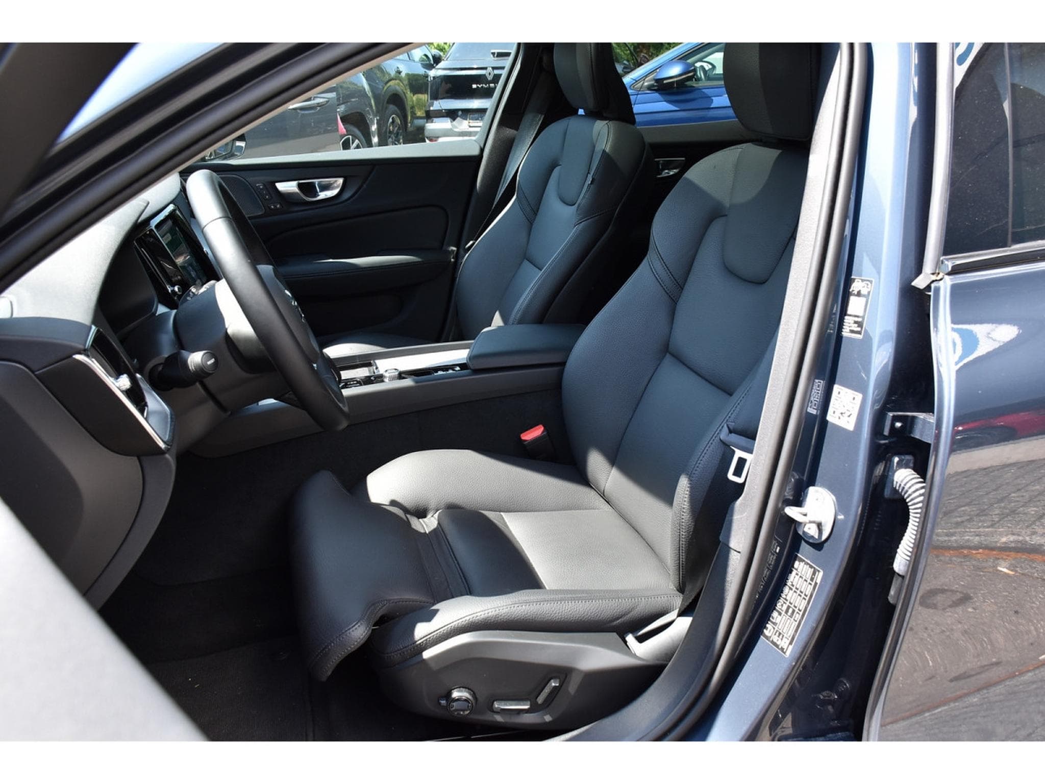 Volvo V60 2.0 B4 Plus Dark Geartronic PANO CUIR MEMO CAM360 HARMAN 1°M (2025) - Foto 6