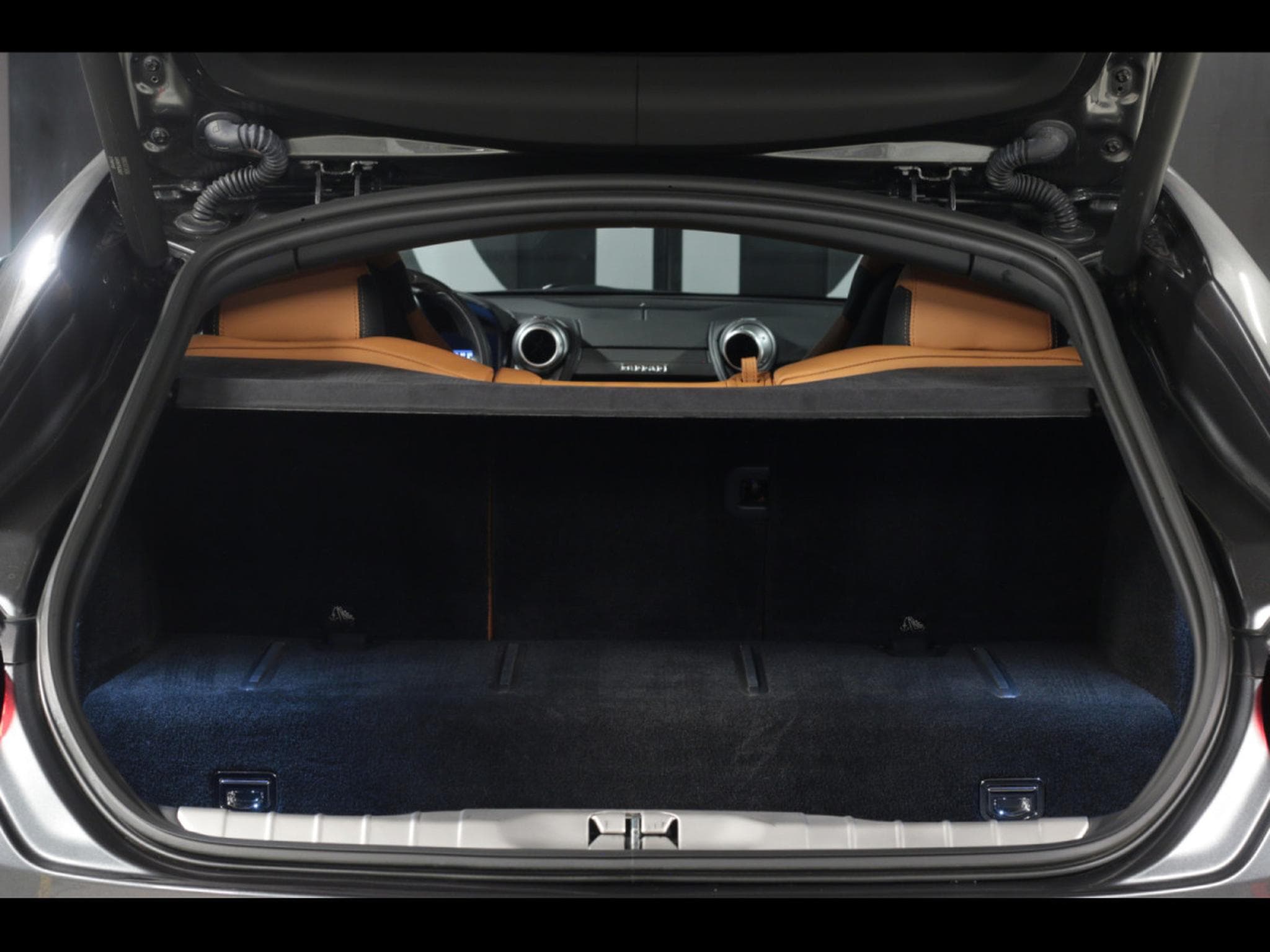 Ferrari GTC4 Lusso V8 T 3.9 (611 CH) – GRIGIO SILVERSTONE (2018) - Foto 24