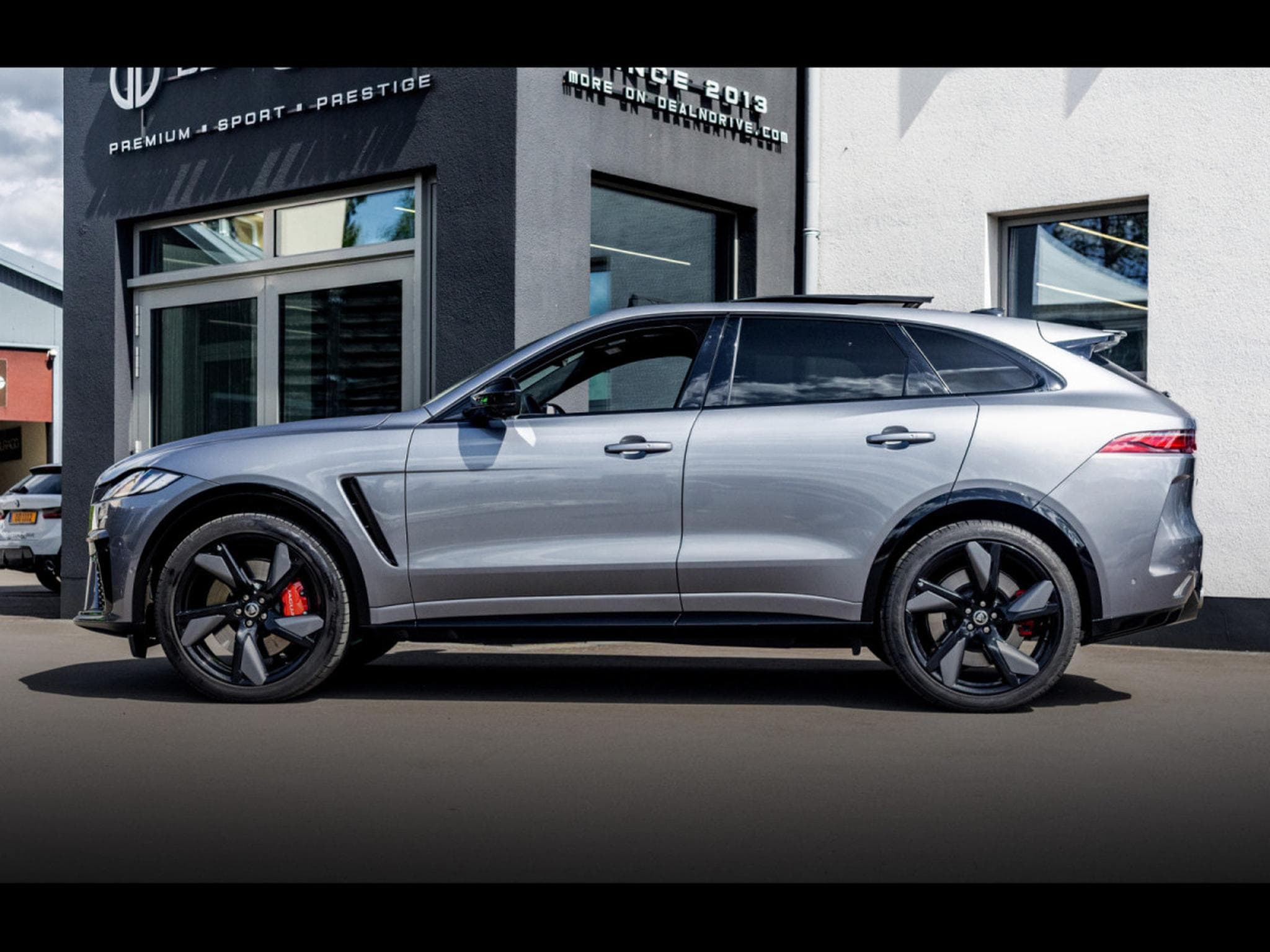 Jaguar F-Pace 5.0 SUPERCHARGED P550 SVR AWD – EIGER GREY METALLIC – WARRAN (2024) - Foto 2