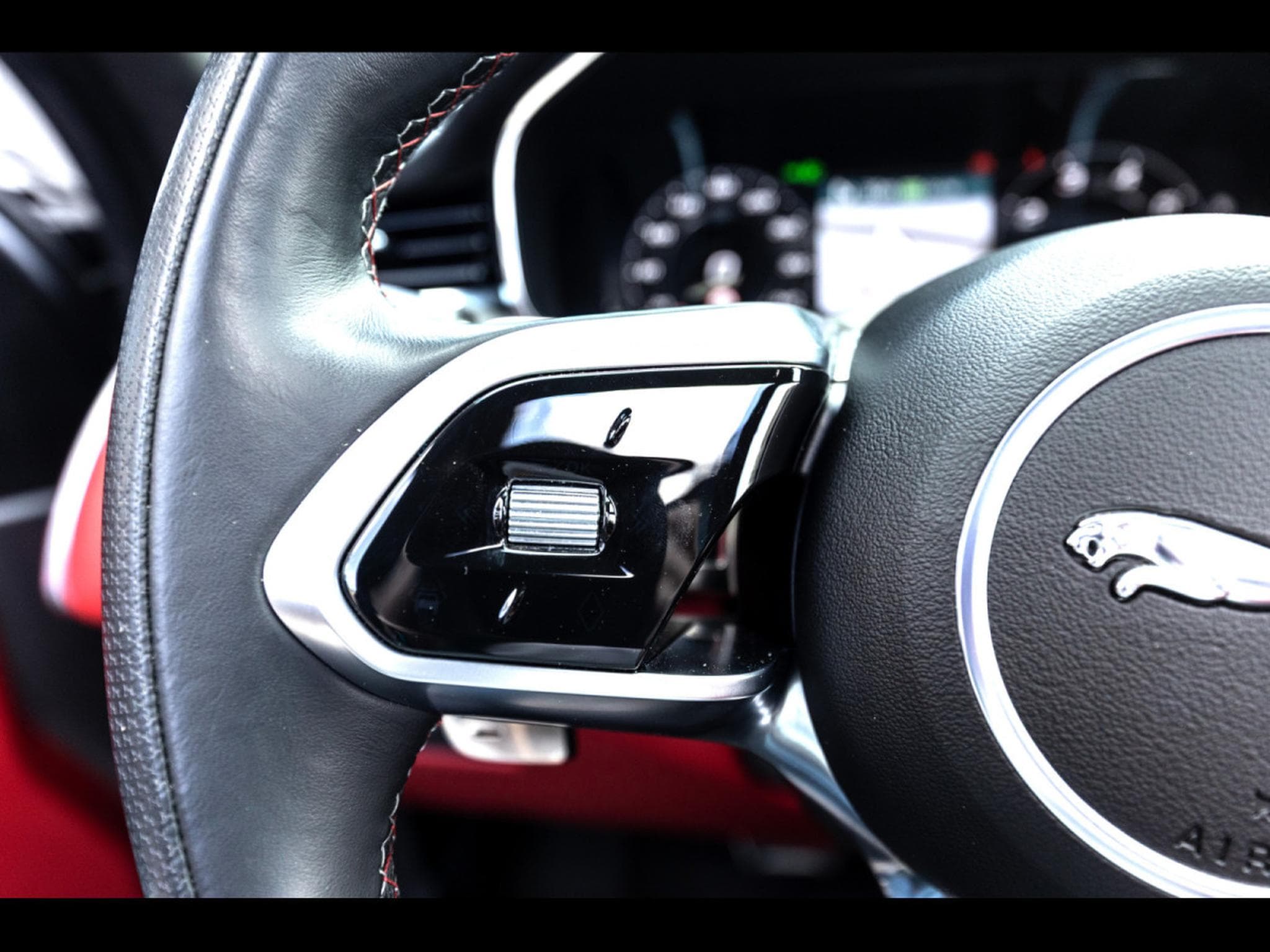 Jaguar F-Pace 5.0 SUPERCHARGED P550 SVR AWD – EIGER GREY METALLIC – WARRAN (2024) - Foto 21
