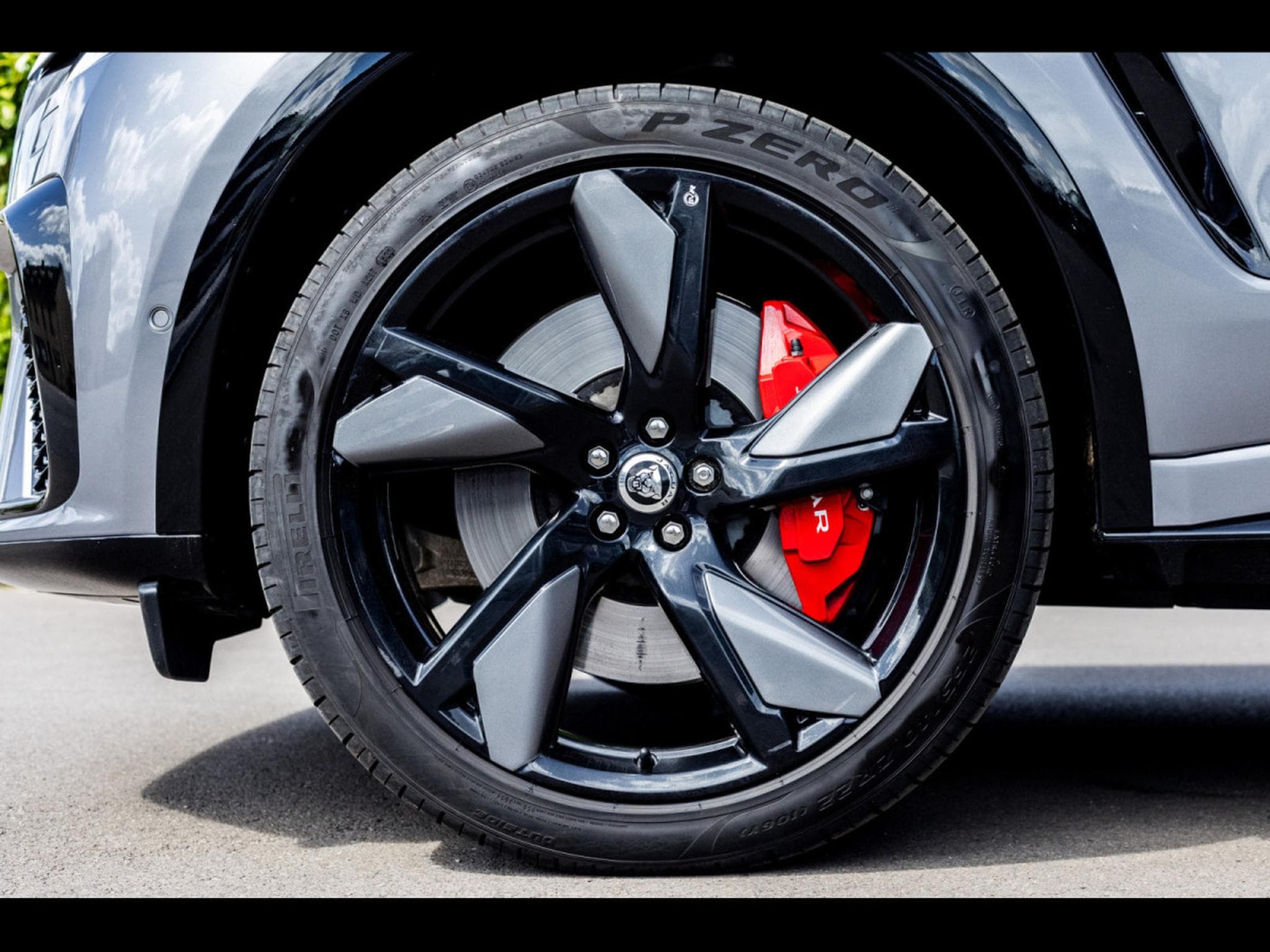 Jaguar F-Pace 5.0 SUPERCHARGED P550 SVR AWD – EIGER GREY METALLIC – WARRAN (2024) - Foto 8