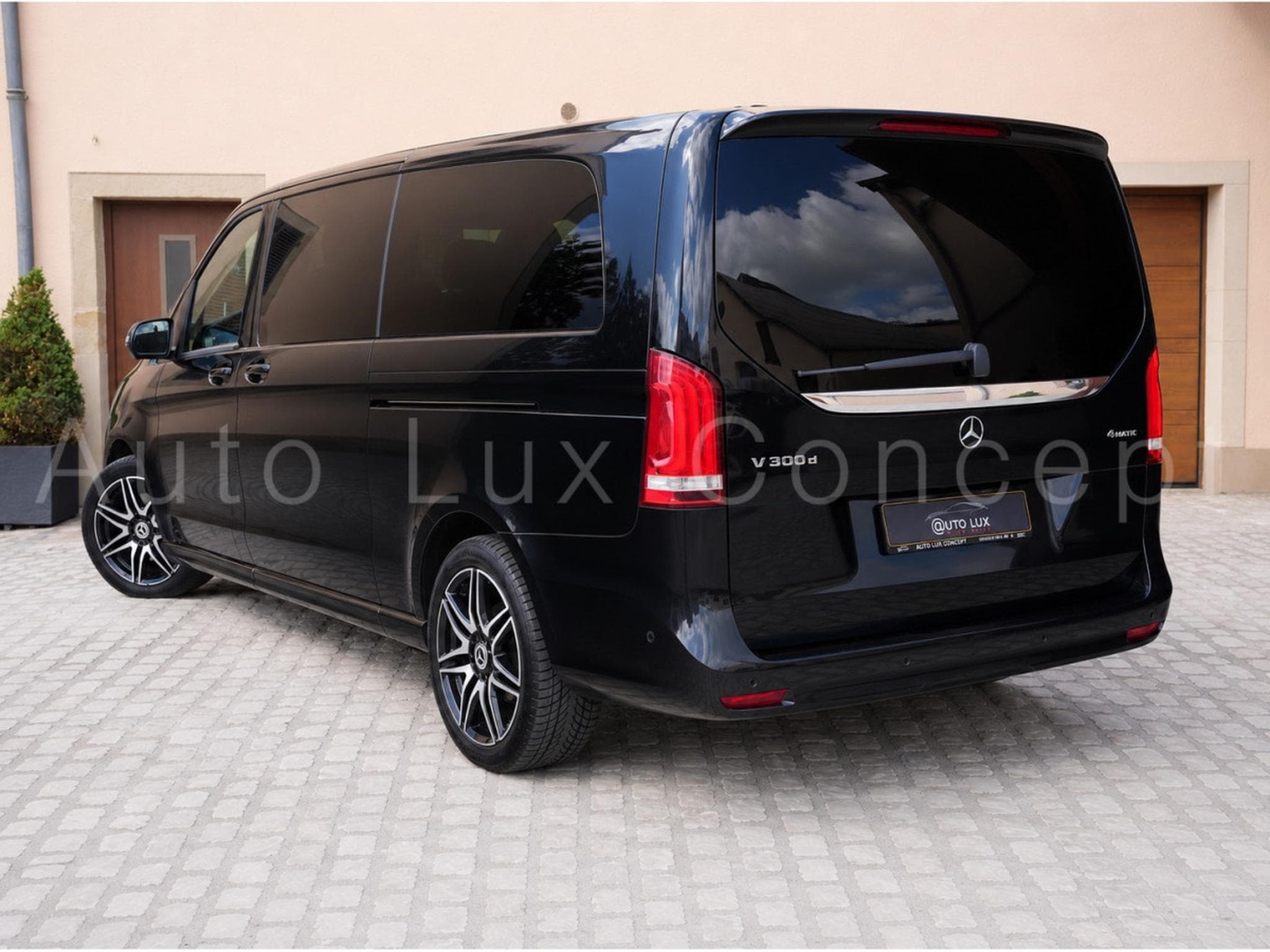 Mercedes V 300 d 4MATIC XL AVANTGARDE AMG Line 9G-TRONIC (2022) - Photo 4