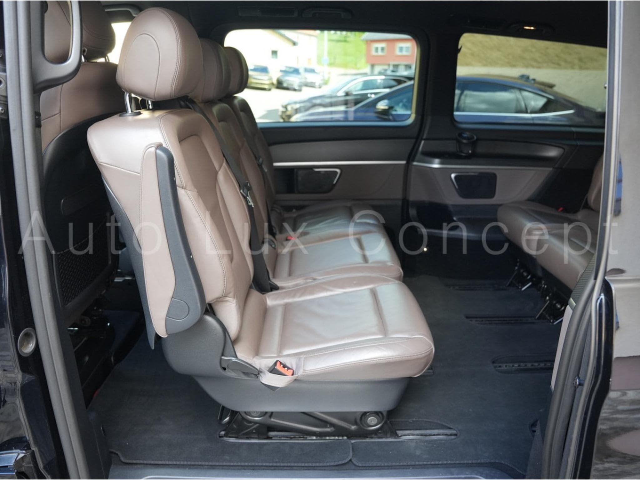 Mercedes V 300 d 4MATIC XL AVANTGARDE AMG Line 9G-TRONIC (2022) - Photo 8