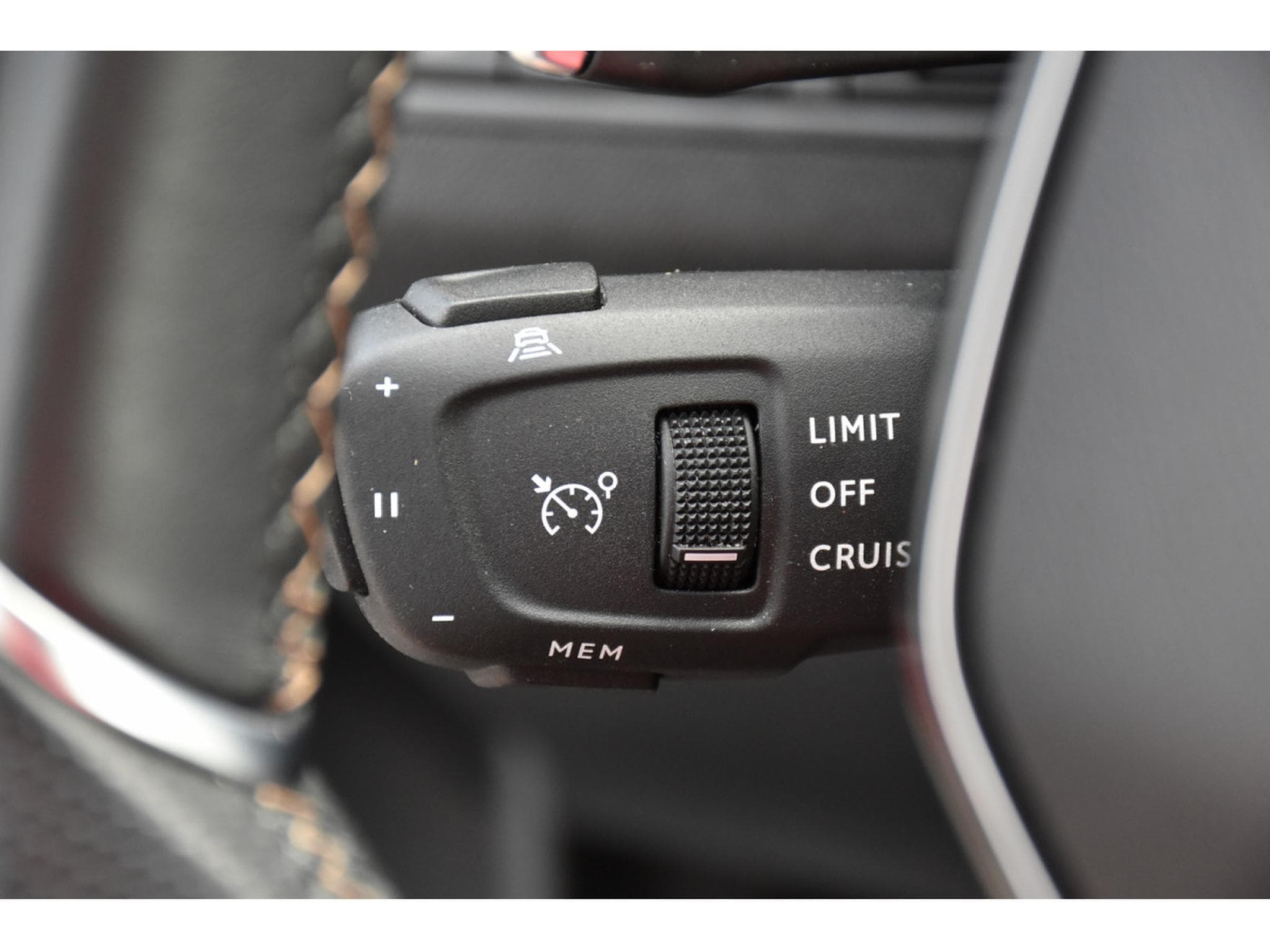 Peugeot 5008 1.5 BlueHDI GT EAT8 PANO CUIR FOCAL ACC SIDE CAM360 1° MAIN (2023) - Foto 23