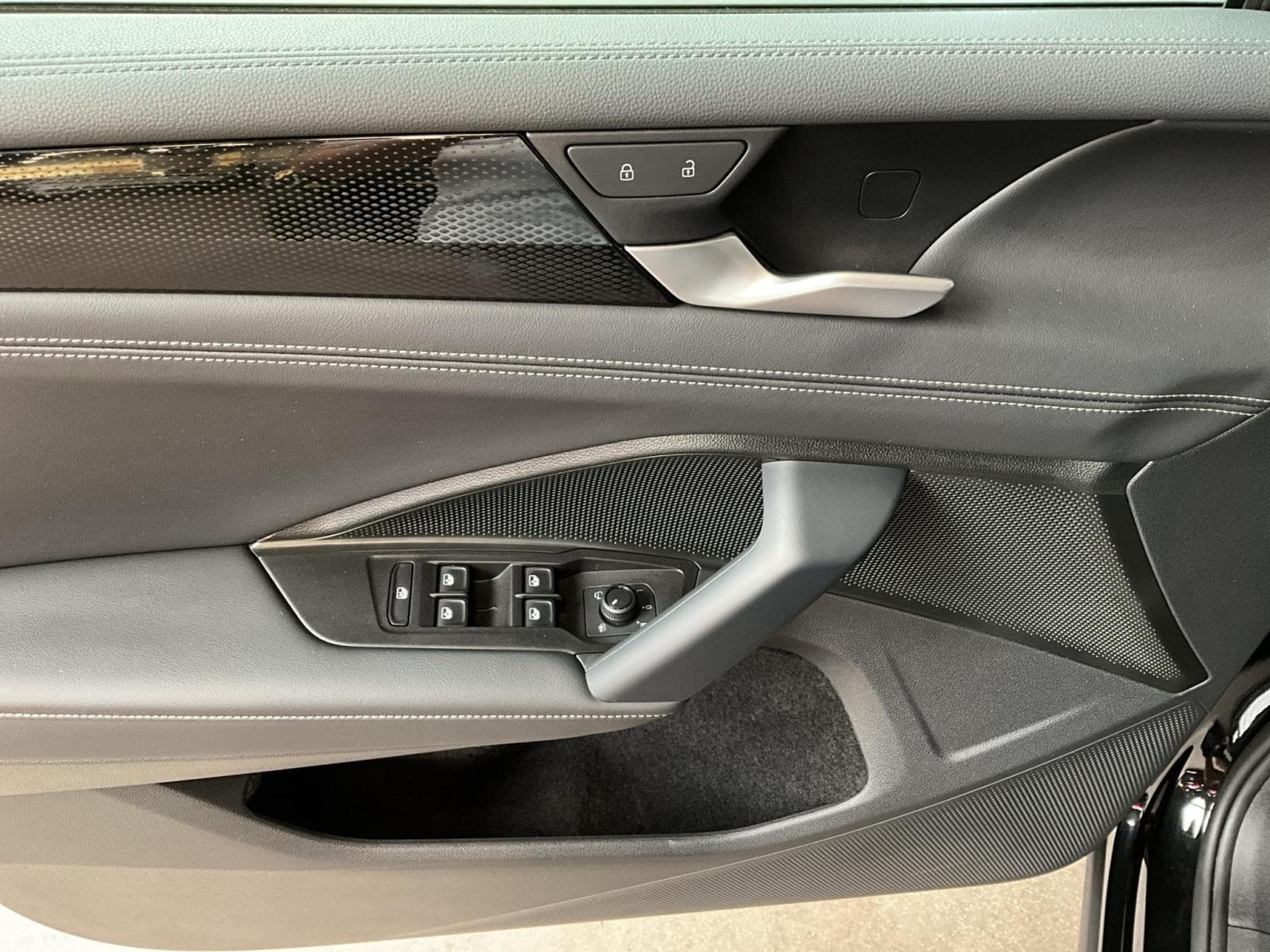 VW Tiguan Life+DSG+AHK+P.Info.+RearView (2025) - Photo 14