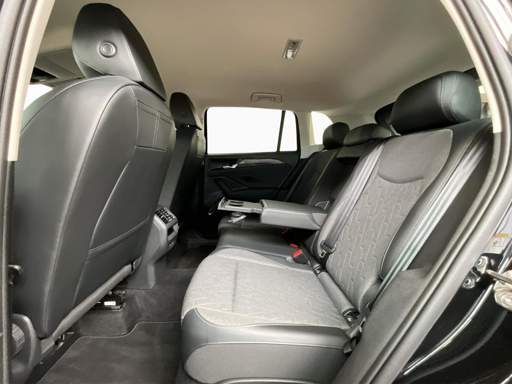 VW Tiguan Life+DSG+AHK+P.Info.+RearView (2025) - Photo 15