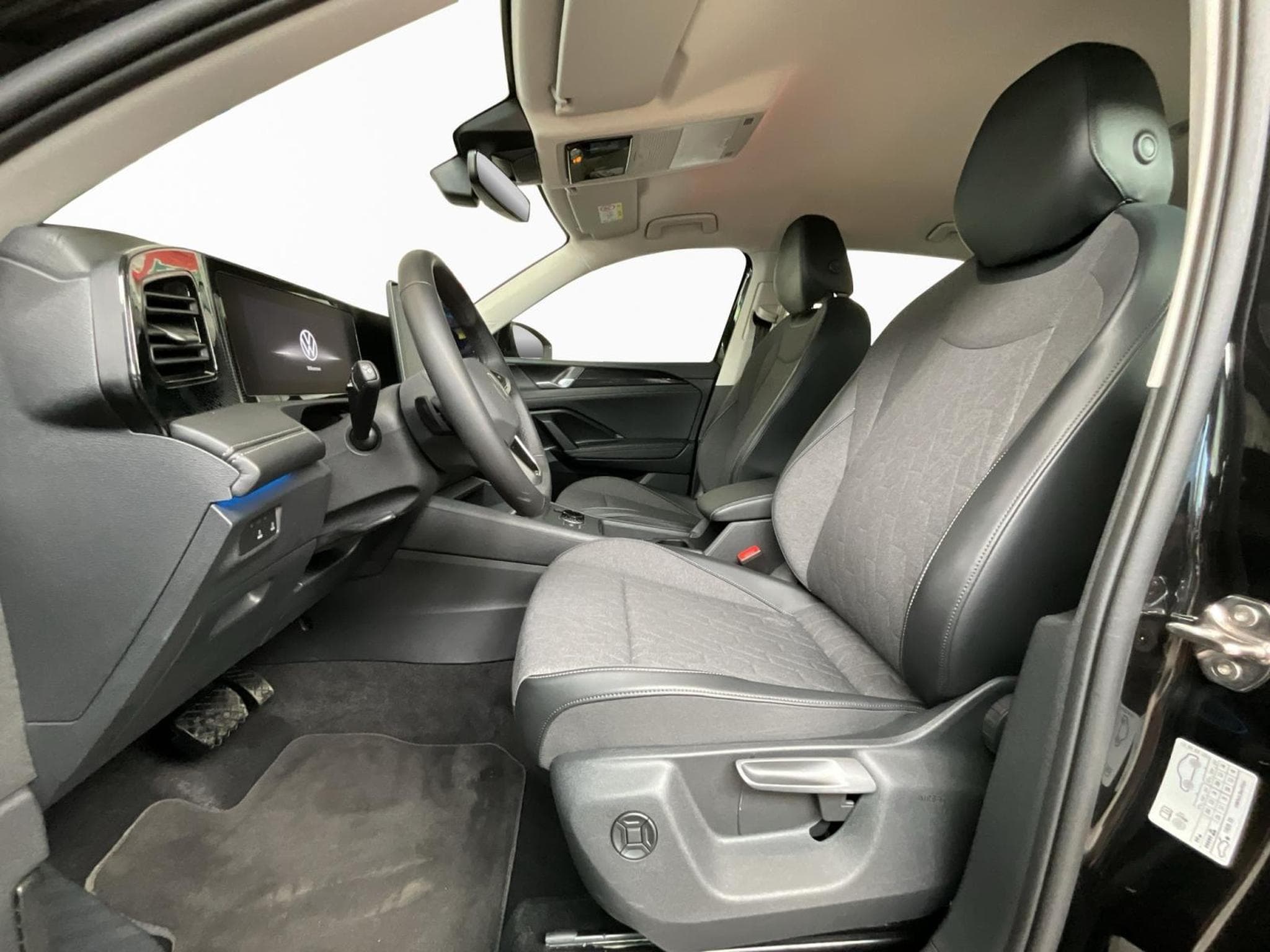VW Tiguan Life+DSG+AHK+P.Info.+RearView (2025) - Photo 9