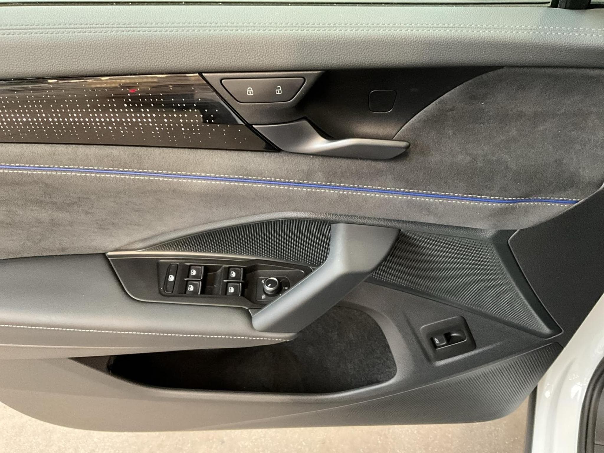 VW Tayron R-Line+DSG+4M+Black-Style+Pano+IQ-Drive+P.Info.+AHK (2025) - Photo 14