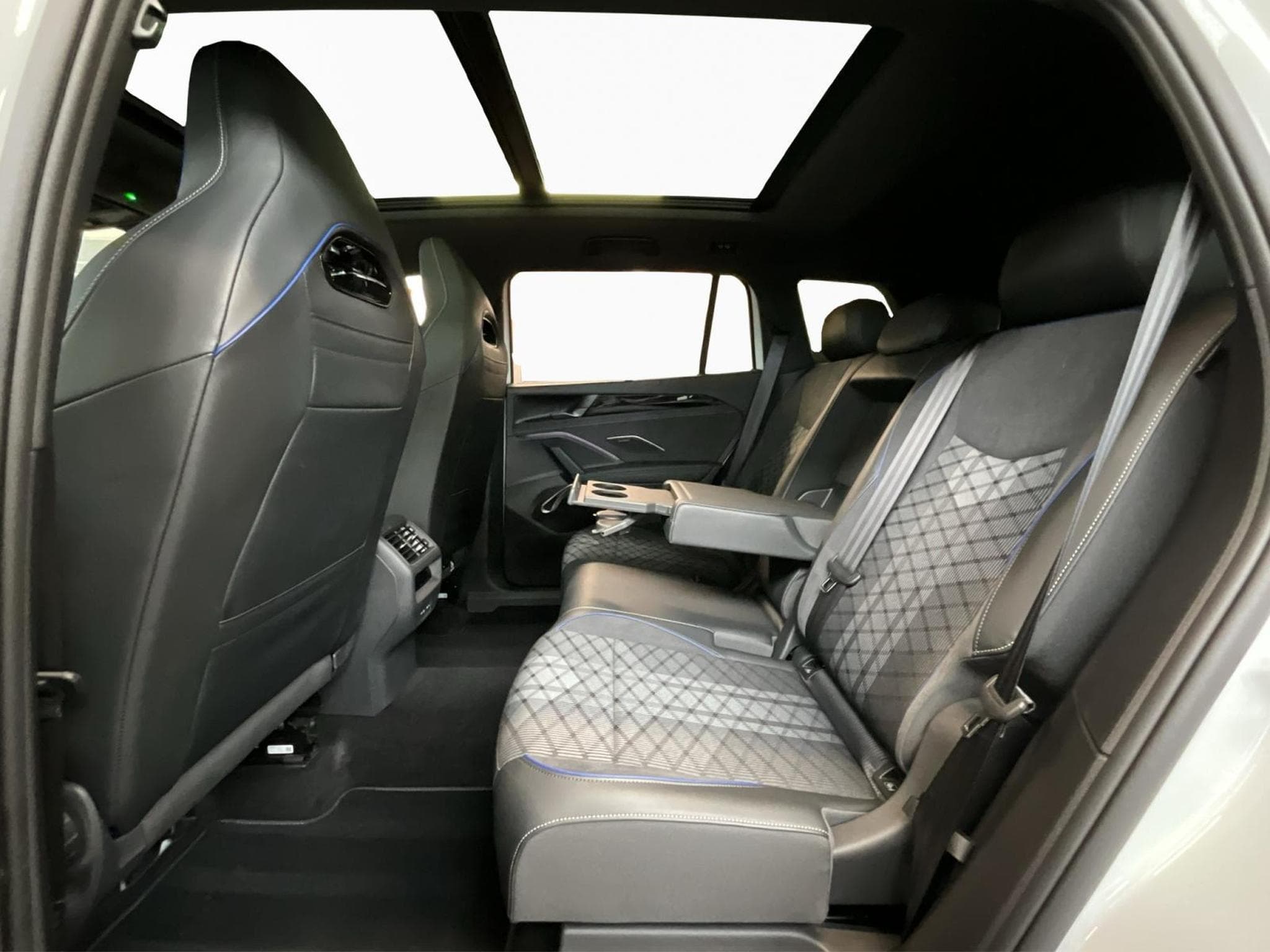 VW Tayron R-Line+DSG+4M+Black-Style+Pano+IQ-Drive+P.Info.+AHK (2025) - Photo 16