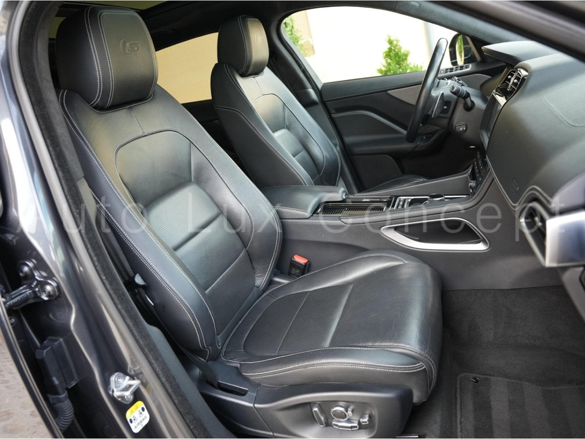 Jaguar F-Pace 30d S AWD (2018) - Photo 27