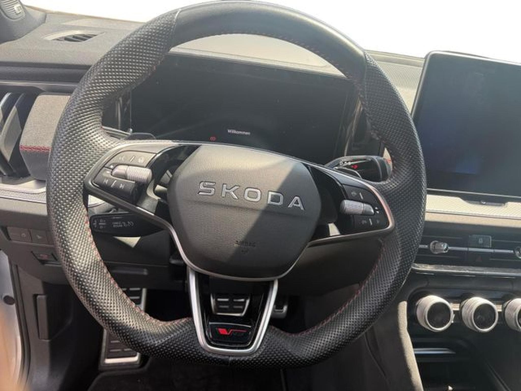 Skoda Kodiaq Kodiaq 2.0 TSI 4x4 RS, AHK, DCC+, 360 Grad (2025) - Photo 14