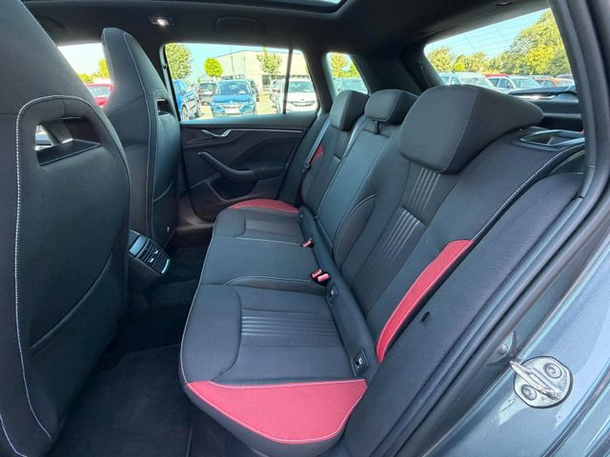 Skoda Kamiq Kamiq 1,5TSi DSG Monte Carlo Pano Navi 18" AHK (2023) - Foto 11