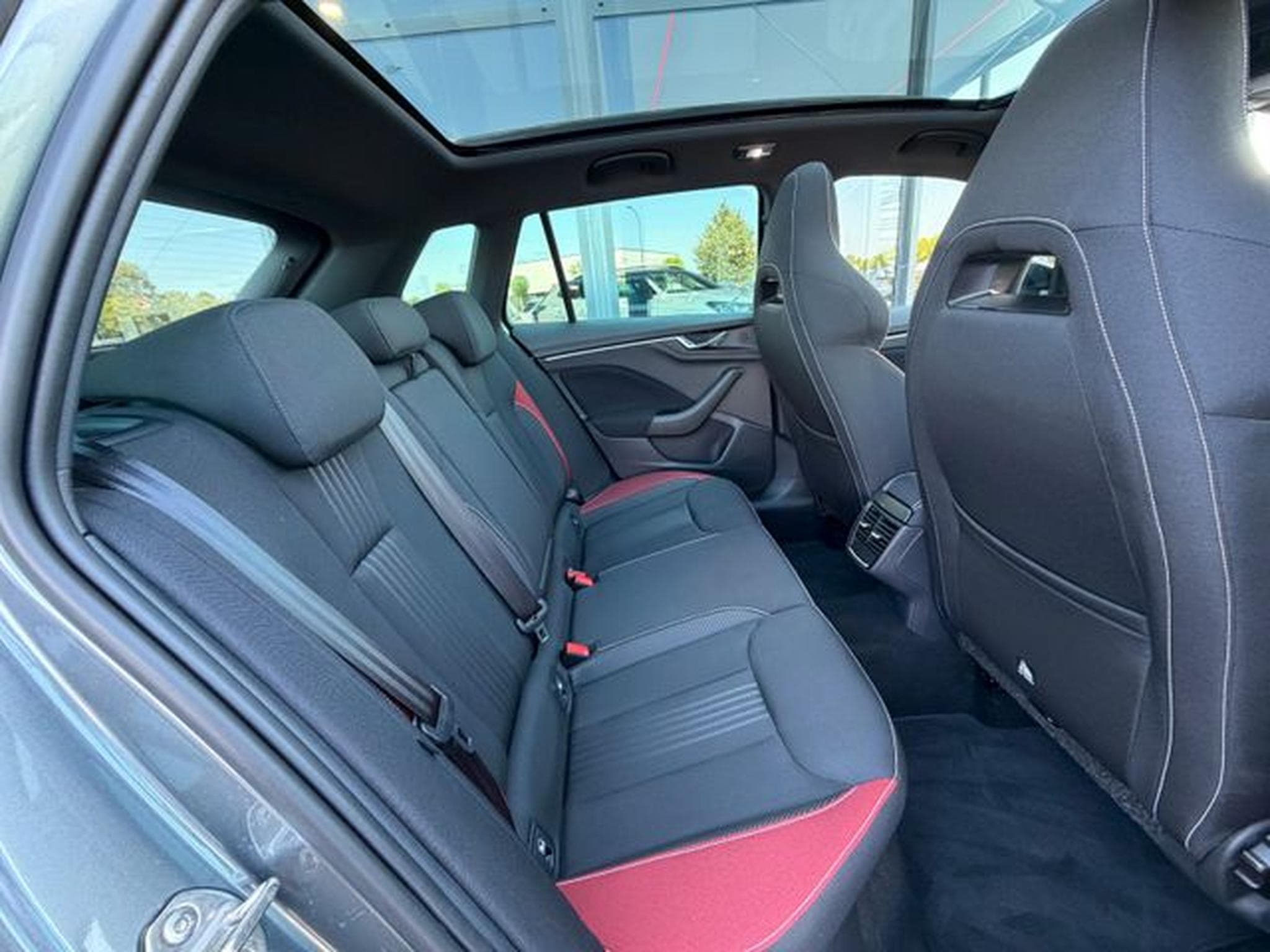Skoda Kamiq Kamiq 1,5TSi DSG Monte Carlo Pano Navi 18" AHK (2023) - Foto 14
