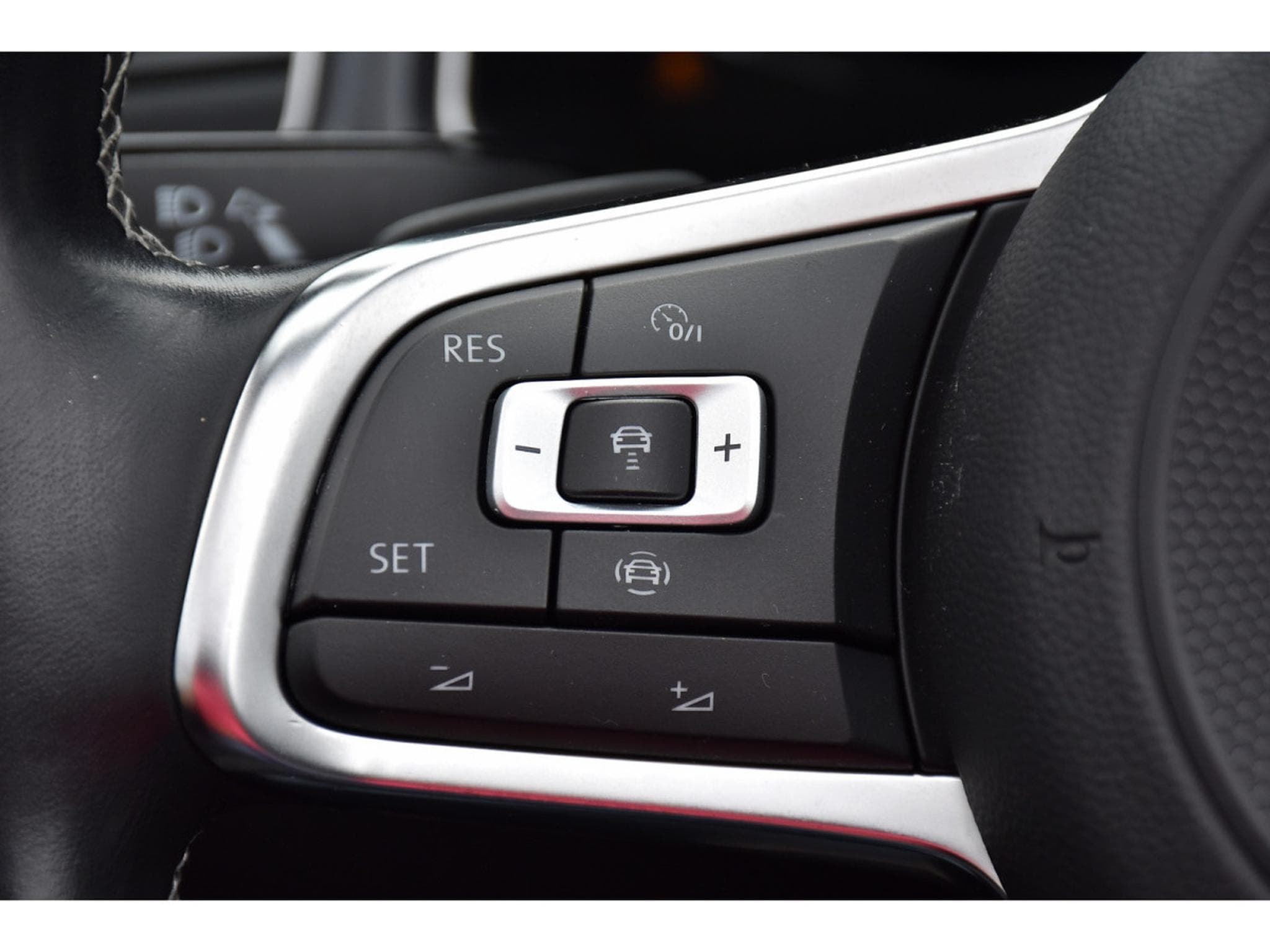 VW T-Roc Cabrio 1.5 TSI R-Line DSG CUIR ACC GPS BEATS CAM PARK 1°MAIN (2021) - Foto 22