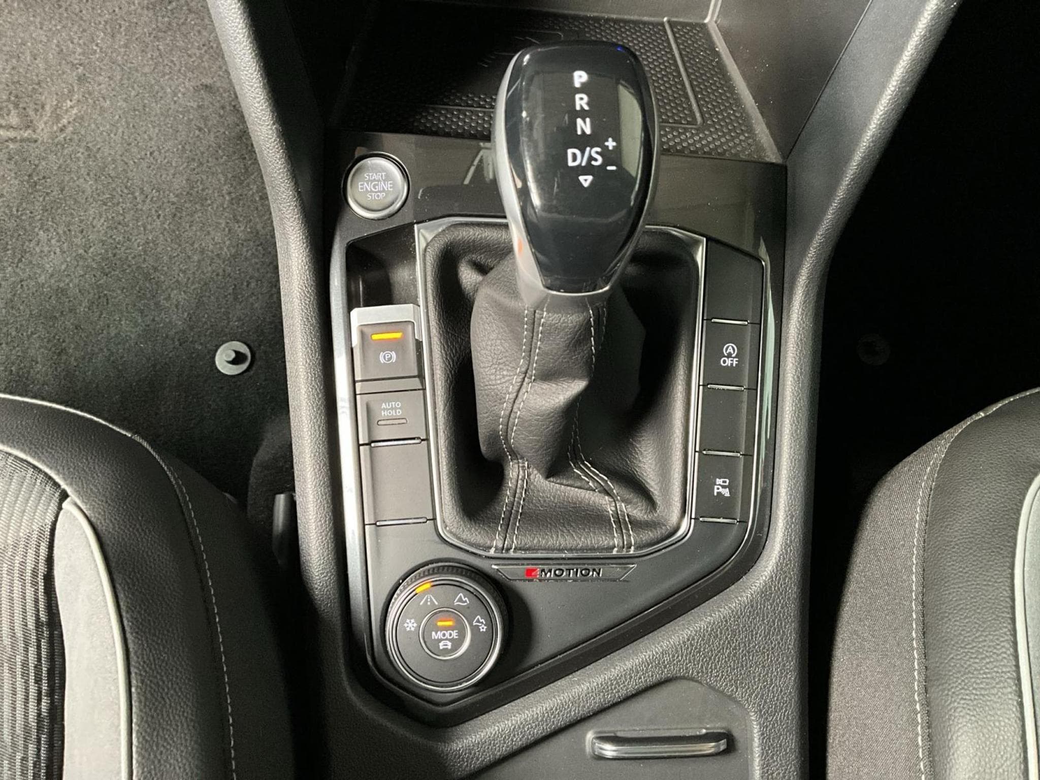 VW Tiguan R-Line+4M+DSG+Pano+BlackStyle+AHK (2023) - Foto 12