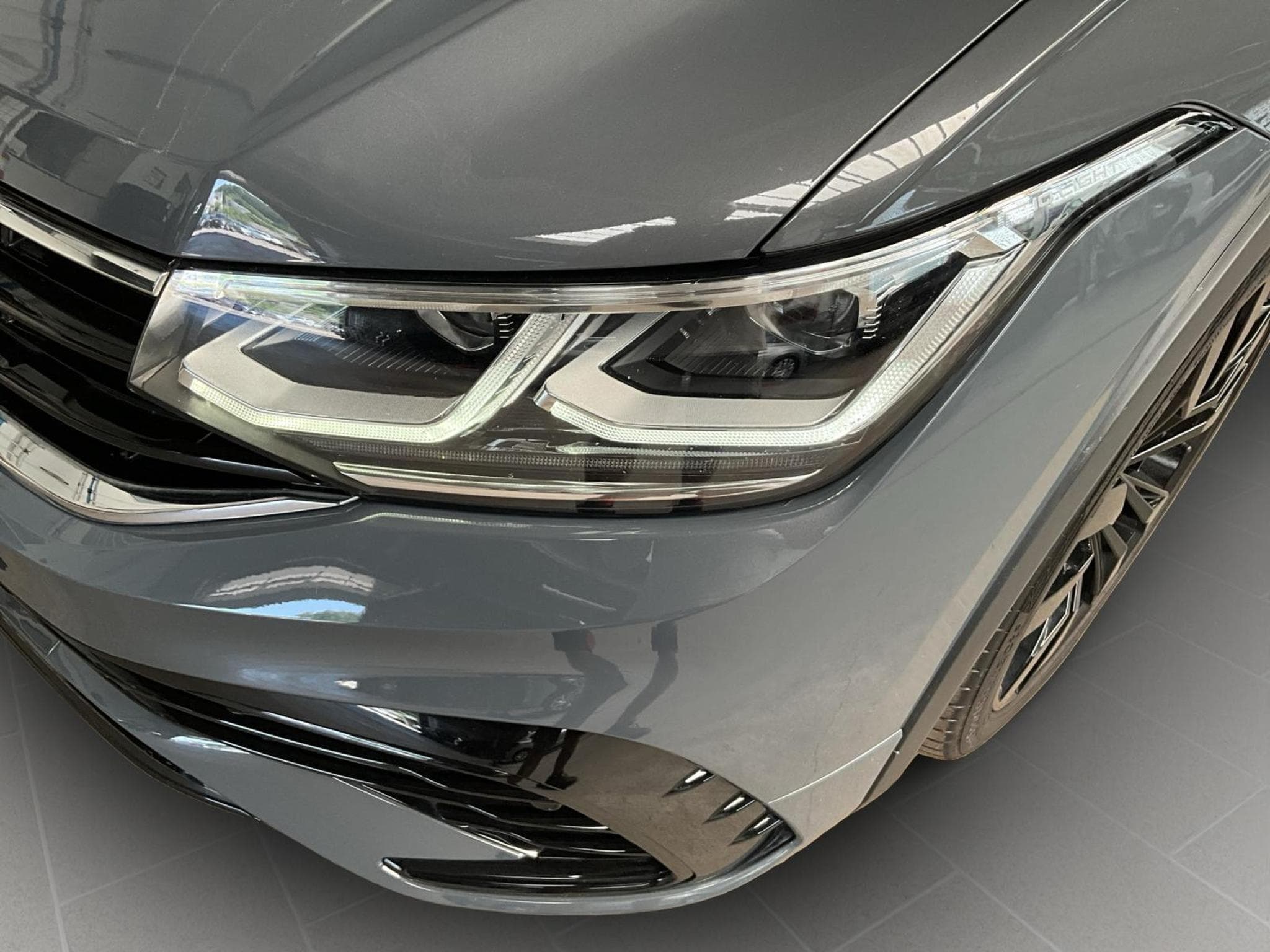VW Tiguan R-Line+4M+DSG+Pano+BlackStyle+AHK (2023) - Foto 18