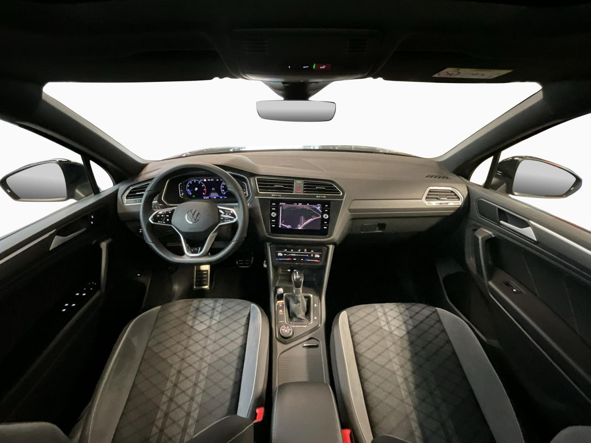 VW Tiguan R-Line+4M+DSG+Pano+BlackStyle+AHK (2023) - Foto 2