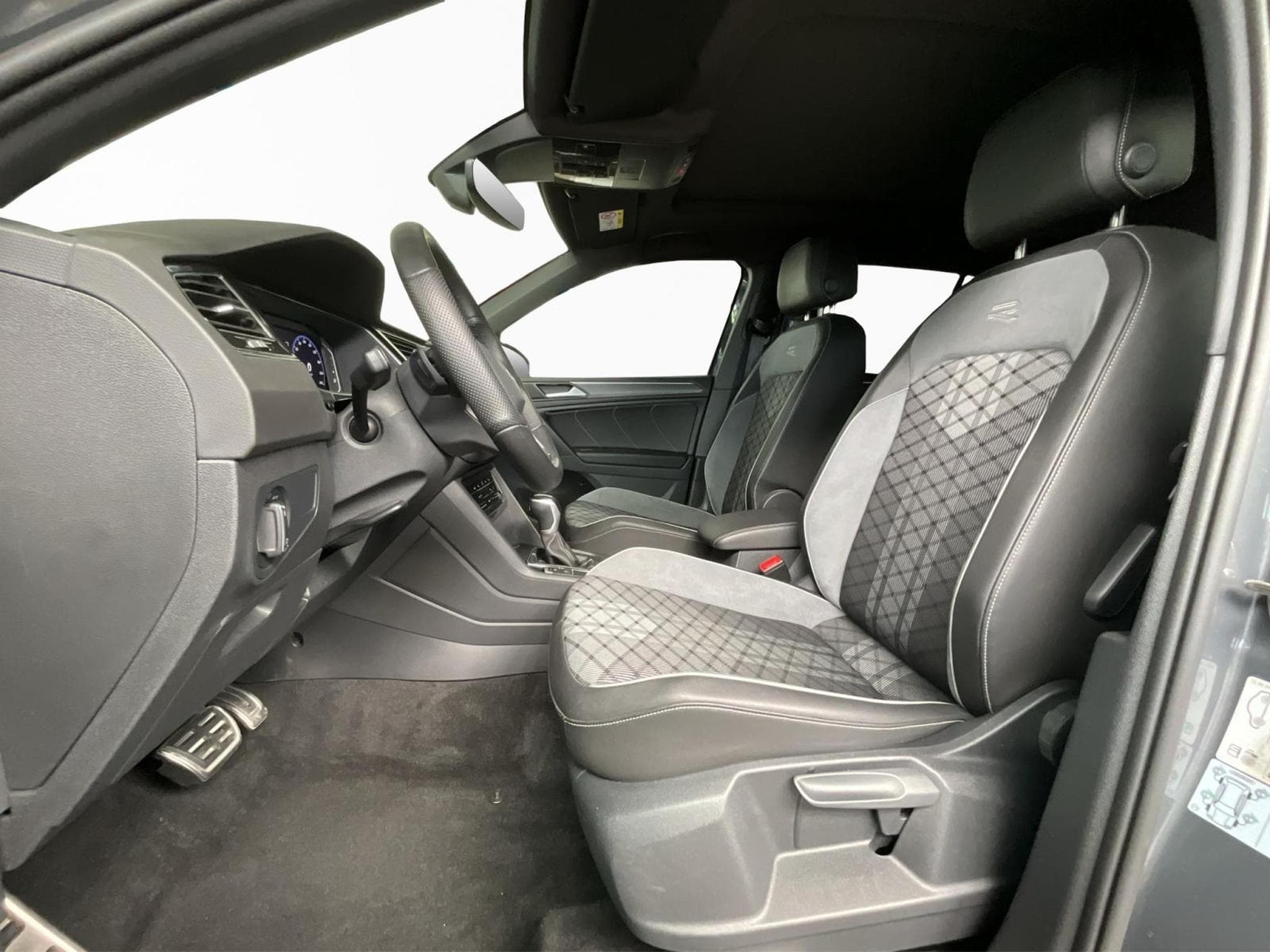 VW Tiguan R-Line+4M+DSG+Pano+BlackStyle+AHK (2023) - Foto 9