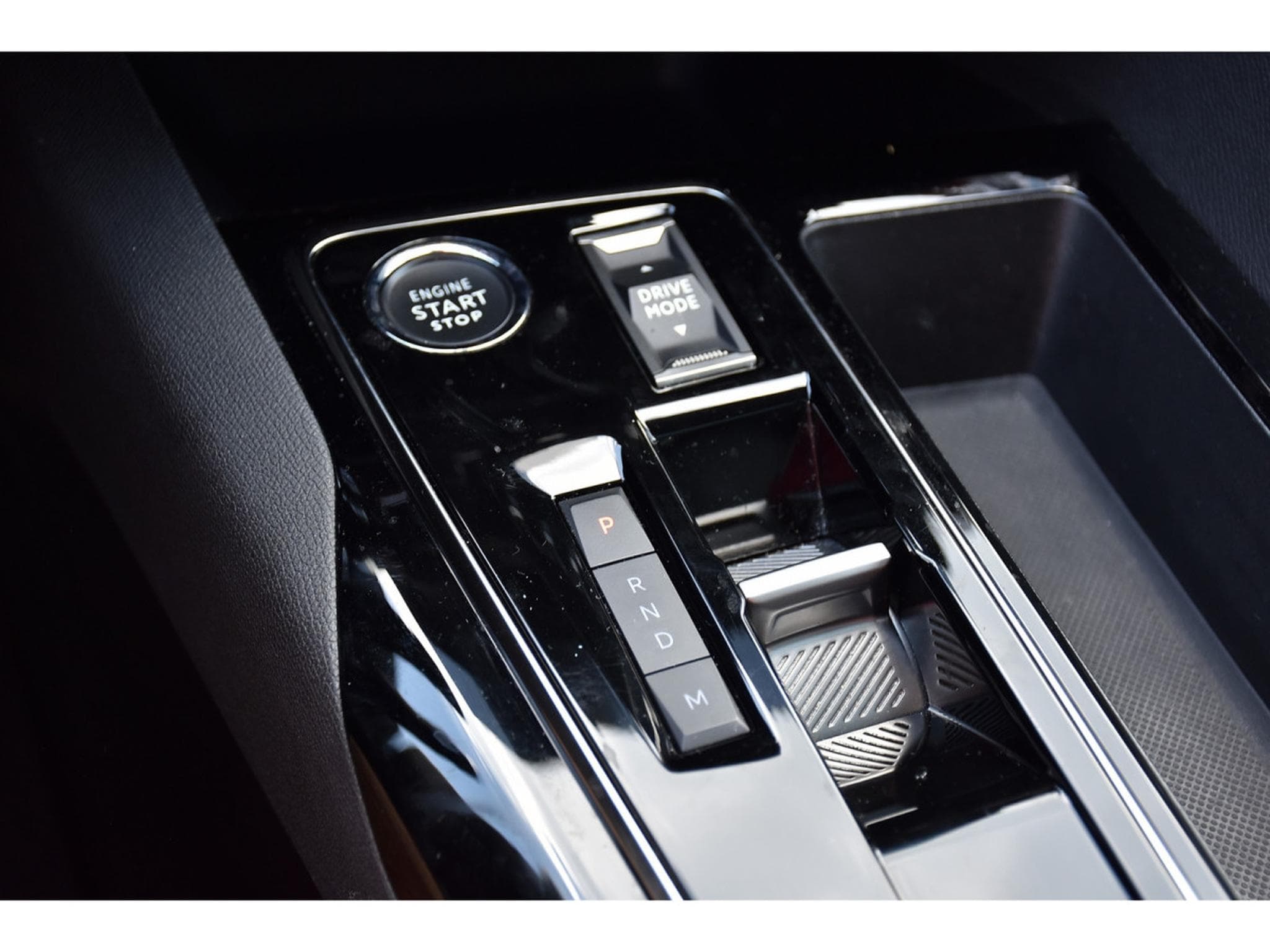 Peugeot 5008 1.5 BlueHDI GT EAT8 PANO CUIR FOCAL ACC SIDE CAM360 1° MAIN (2023) - Photo 19